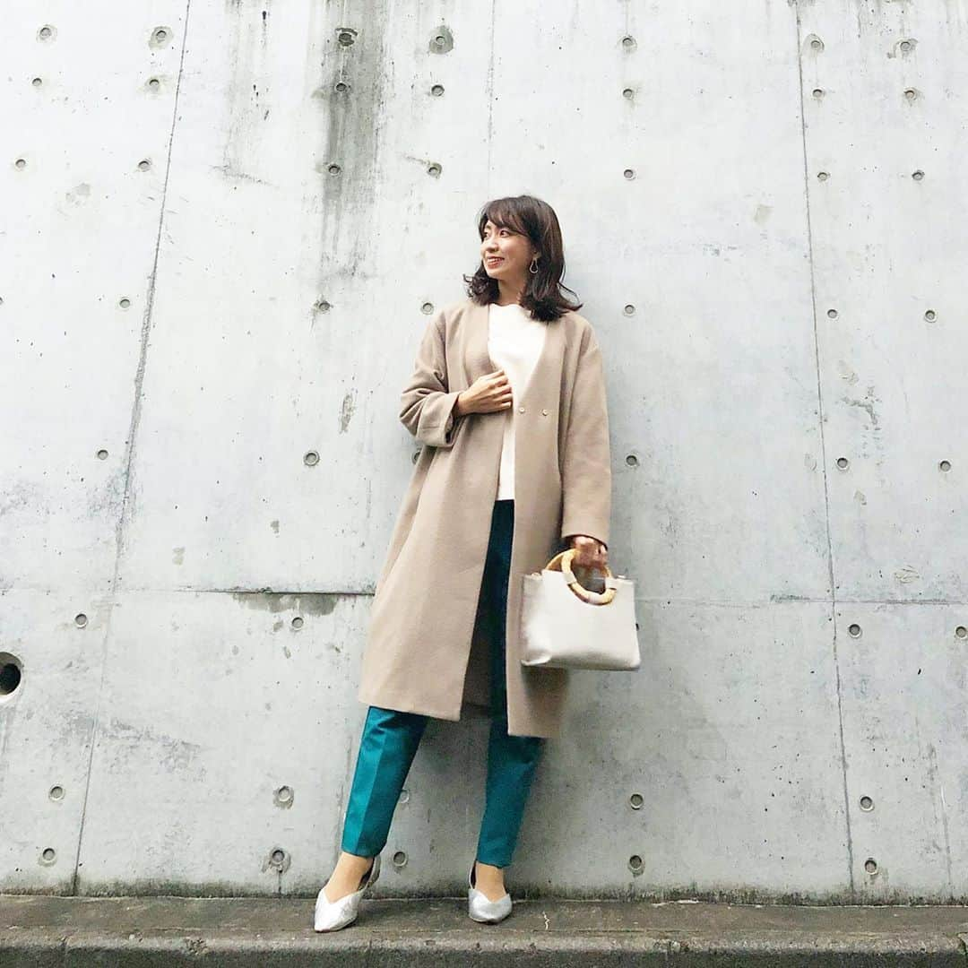 筧沙奈恵さんのインスタグラム写真 - (筧沙奈恵Instagram)「beige×blue ・ 娘の学校の保護者に行った時のコーデ！ ・ Elura @elura_official のスペリオルノーカラーコート、1万円代とリーズナブルなのに高見えするところがお気に入りです❤️ ・ #coat #Elura #エルーラ #knit #kuih #クイ #pants #zara #ザラ #shoes #daniellaandgemma #ダニジェマ #bag #soglia #ソグリア #pierce #AKTE #アクテ ・ #大人の悩みに効くコーデ #elura2020fw #ママコーデ　#ママファッション #パンツコーデ　#秋コーデ　#アラサーコーデ　#30代コーデ　#保護者会コーデ #イエベ秋　#イエベ秋コーデ」10月26日 21時55分 - sanaekakei