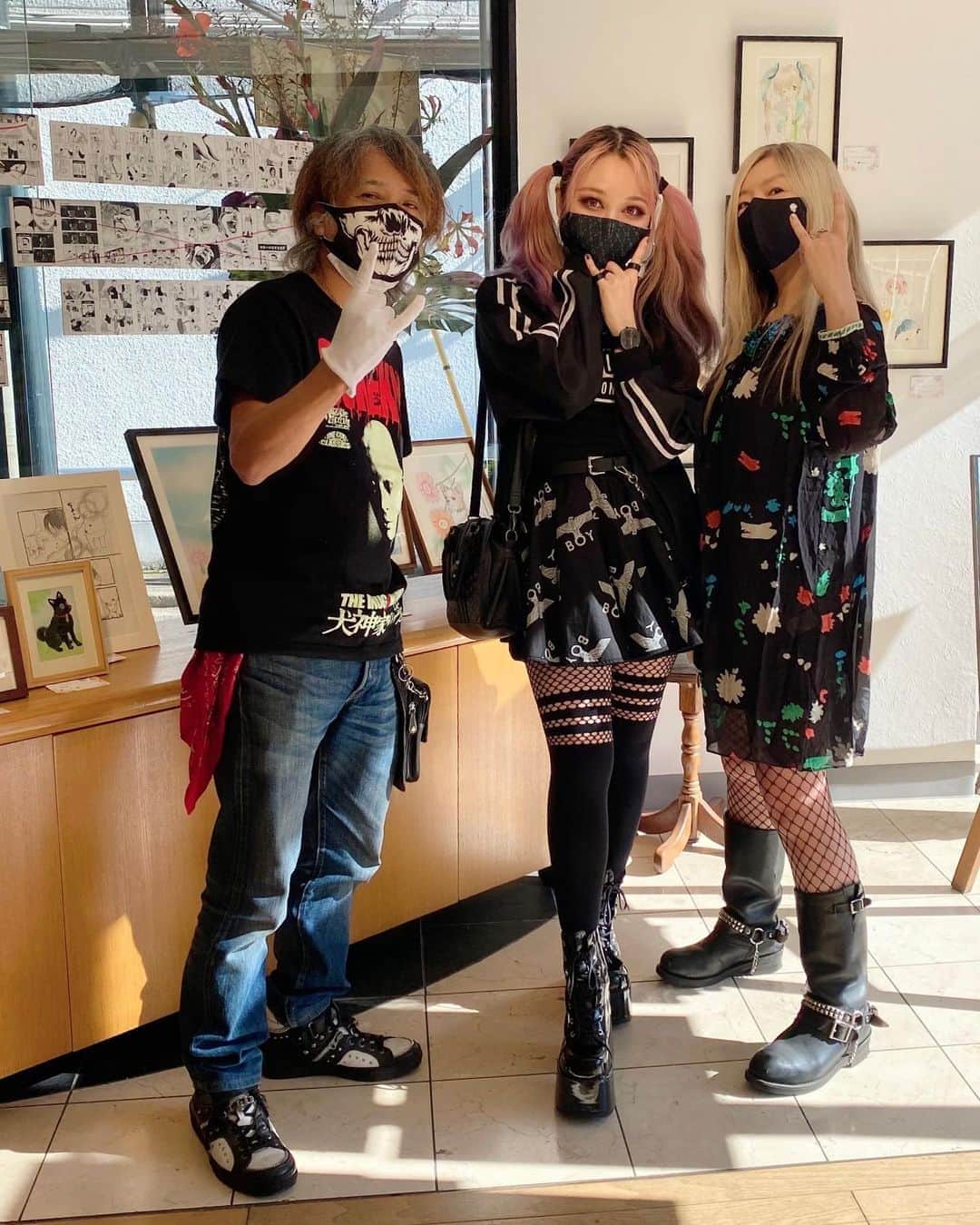 喜国雅彦＆国樹由香さんのインスタグラム写真 - (喜国雅彦＆国樹由香Instagram)「個展5日目です。  BAD BABY BOMBのギタリスト、Lisa13ちゃんが来てくれました。相変わらず超可愛い！　  喜国&国樹で彼女の過去バンドのアートワークを担当していました。早く今のバンドのライブが観たいです（由）  #manga #mangaart #exhibition #kichijoji #tokyo #japan #ギャルと少女とお姉さん展 #喜国雅彦 #国樹由香 #リベストギャラリー創 #10月22日より28日まで」10月26日 21時55分 - kunikikuni