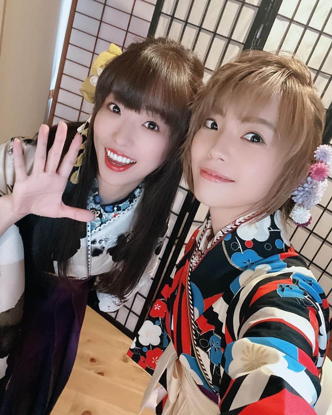 富田麻帆さんのインスタグラム写真 - (富田麻帆Instagram)「#酔狂落語 のビジュアルが解禁になりました.....！！！  久しぶりの袴♡ やっぱり和服っていいですね......！ 普段から着れるような技術が欲しい！ 昔、役で袴を履いてたときに覚えたはずなんですが......すっかり着方を忘れておりました。😅💦  撮影日は、てーちゃんと前後だったので一緒にオフショットが撮れました♡  酔狂落語  日時：11月7日(土) 会場：内幸町ホール 出演：#生田輝　#富田麻帆  スケジュール 14時公演　　生田輝　×　富田麻帆 18時公演　　生田輝　×　富田麻帆  日時：11月8日(日) ※配信&ライブビューイング  <スケジュール>　 19時公演 生田輝　×　富田麻帆  よろしくお願いします！」10月26日 21時55分 - maho_tomita6261
