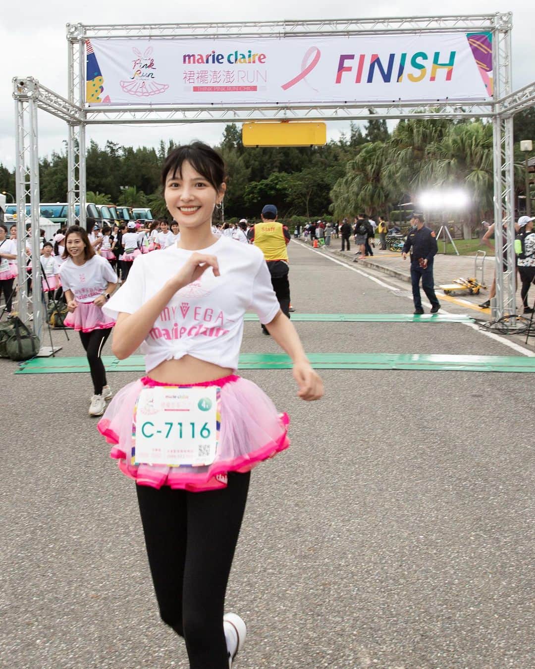 吳子霏（Ellen Wu）のインスタグラム：「﻿ 一年一度乳癌防治公益路跑，很開心再次擔任領跑員，順利跑完四公里💪🏻﻿ @marieclairetw﻿ ﻿ Hair @hair_nico_yeh﻿ Photo @boa750818﻿ #marieclairetw #pinkrun #粉紅路跑 #裙擺澎澎run」