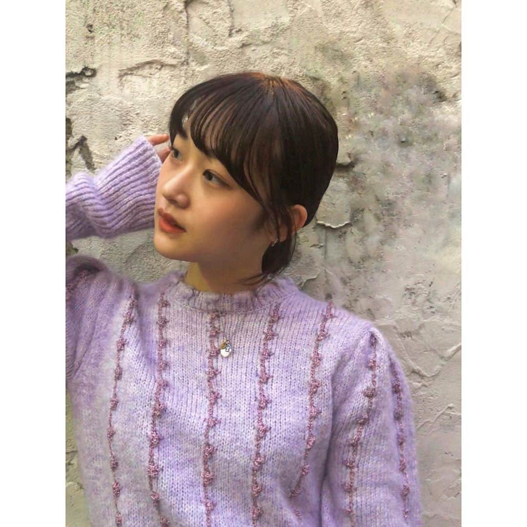 水嶋いとのインスタグラム：「・ 最近ZARAで買ったニット 袖のところが可愛いんだよね〜☺︎ ・ 髪下ろしてるのと、結ぶのだとだいぶ印象違う気がするけど、 どっちがいいのかなあ？🤔 ・ ・ ・ #zara #zara購入品 #ザラ #ザラジョ #ザラコーデ #ポニーテール」