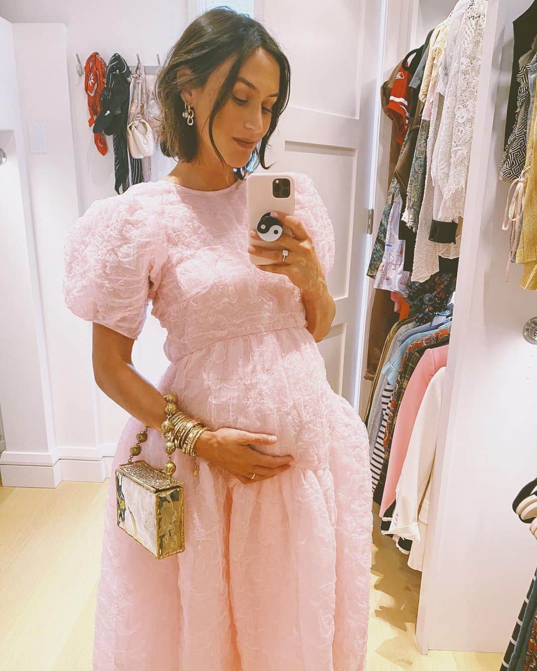 ダニジョーのインスタグラム：「@danielleasnyder and Baby Z on cloud 9 ☁️🎀🚿 in the Kaia & Gayl earrings, Hawn & Beau bracelets #dannijogirls」