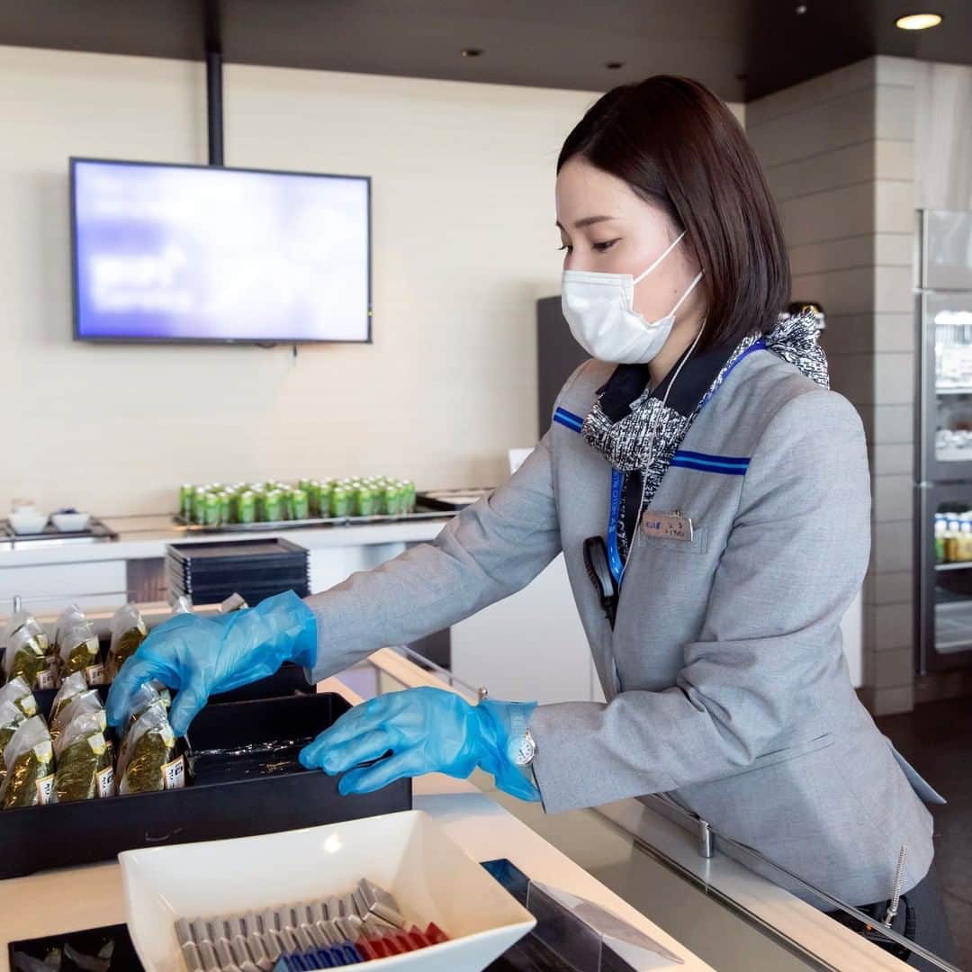 All Nippon Airwaysさんのインスタグラム写真 - (All Nippon AirwaysInstagram)「In every ANA lounge area you'll find individually wrapped food and drinks, freshly sanitized surfaces, and members of our wonderful crew. 💙 #ANACarePromise #FlyANA」10月26日 22時00分 - allnipponairways