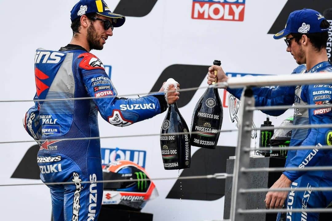 MOTUL Japanさんのインスタグラム写真 - (MOTUL JapanInstagram)「【MotoGPで2週連続のダブル表彰台!!】 . 先日スペインのアラゴンで開催されたMotoGP第12戦テルエルGP決勝でMotulがサポートする @suzukimotogp の#42 アレックス・リンス選手が2位、#36 ジョアン・ミル選手も3位で先週に続き2週連続のダブル表彰台!! . バレンシアで開催される次戦のヨーロッパGPも楽しみ!! . MotoGPからもまだまだ目が離せません!! . GSXにはMotul!!! . #motul #motuljapan #PoweredByMotul #suzuki #motogp #gsxrr #suzukigsxrr #gsx #teamsuzuki #スズキ #スズキgsxrr #モトgp #レース好きな人と繋がりたい #motogp好きと繋がりたい #モータースポーツ好きな人と繋がりたい #バイク好きな人と繋がりたい #オートバイ好きな人と繋がりたい #クルマ好きな人と繋がりたい #車好きな人と繋がりたい #モーターサイクル #オートバイ #バイク #2輪車 #高性能オイル #モチュール #300v」10月26日 22時00分 - motuljapan