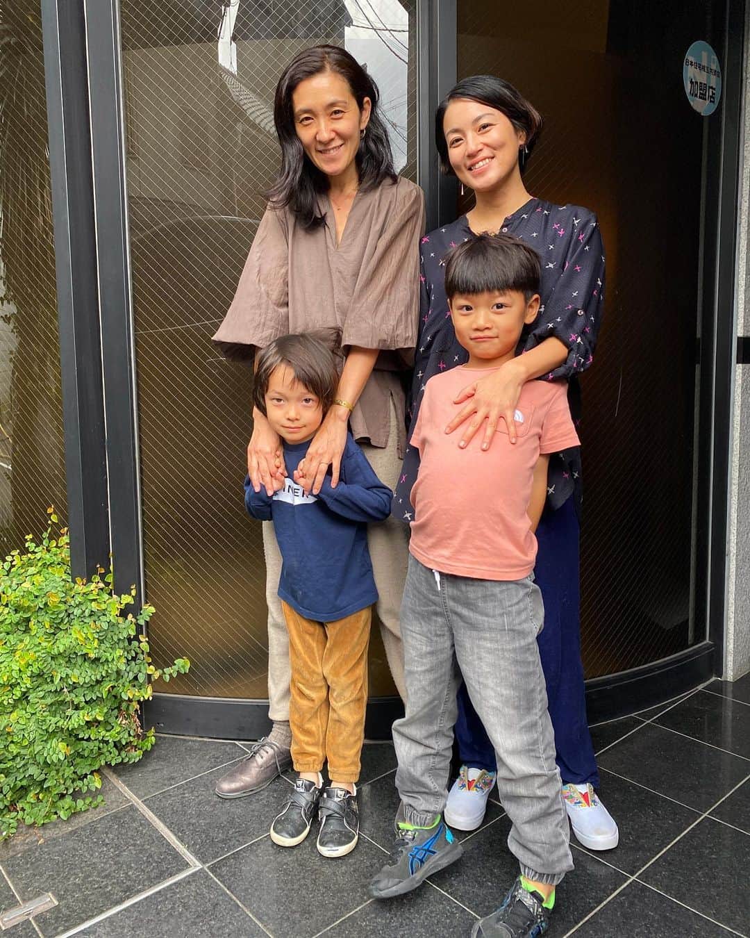 桃生亜希子のインスタグラム：「京都には、久しぶりのありちゃんfamilyに会いに行ったよ。 　 　彼らがやっているair bに泊まり、女将のありちゃんが営む歴史ある「本家　尾張屋」のお蕎麦を堪能した。🙏 　@honkeowariya  　 　私が20代の初めに出た雑誌で写真を撮ってくれたのが　ありちゃんとの出会い。 　それから、仲良くなって友達みんなで沢山遊んだ。 　NYでも踊ったね！ 　 　いつでも、自然体。直感的でwildだけどブレることなく地に足がついている。 　 　うまく表現出来ない！笑　けど、 　私にとって、ずっと痺れるほどかっこいい大好きなお姉ちゃん。✨ 　 　今回は、短い時間だったけど　息子同士も遊ばせられて　感慨深かったな。 　 　Seanと犬のmonkとの時間も幸せだった。✨ 　@seanlotman  　ありがとう🤍 　 また、ゆっくり会える日を楽しみに。  @honkeowariya_kashi  #honkeowariya #大好きな人 #kyoto #京都 #travel #love」