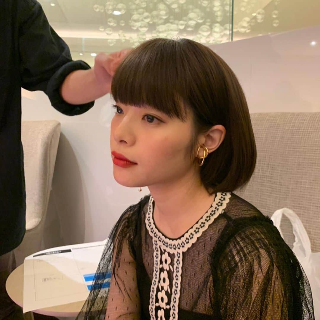 岸井ゆきののインスタグラム：「10/23から映画『空に住む』公開しました。やったー！！ ひさしぶりのお客様の前で舞台挨拶。あの空気は配信のカメラだけじゃつくれなくて、人間のいる場所の空気でした。 うれしかったです。たのしかった！ありがとうございました。💐💐 もう何度言っても足りないくらい映画が好きだし、映画館が好きだし、映画がないと、つまんないよぉ。 なので、今このときに、無事に公開することができた『空に住む』是非見てほしいです！ よろしくお願いします💐🐈  #空に住む」