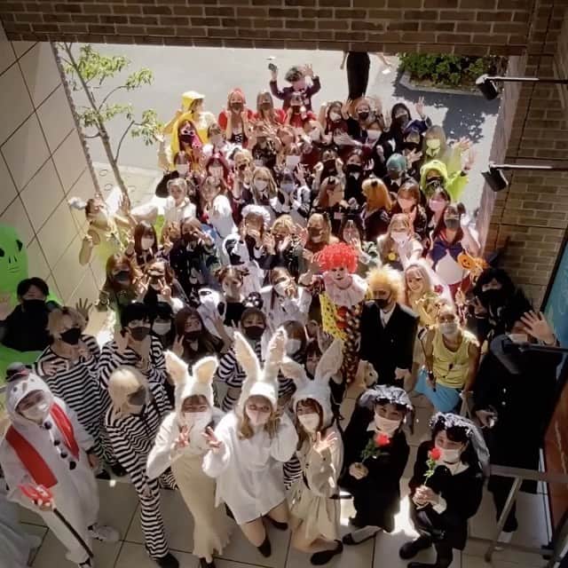 東京ベルエポック美容専門学校のインスタグラム：「🎃HALLOWEEN OPENCAMPUS🎃 ・ 在校生が1から企画し作り上げたスペシャルなオープンキャンパス！🎃👻🍭 ・ ★仮装バトル★ ★カット体験★ ★ヘアアレンジ体験★ ★ブランドコスメメイク体験★ ★在校生によるビューティブース★ ★傷メイク体験★ ★ハロウィンパーティー★ など盛り沢山のオープンキャンパスでした!🎃🎃💫 装飾までこだわり東ベルらしさいっぱい、楽しく可愛くかっこよく盛り上がりました！ ・ お越しいただいた高校生のみなさん！ ありがとうございました😍💫 ・ クリスマスオープンキャンパスで またお会いできることを在校生も職員も楽しみにしています🙏❤️ ・ #東ベル#東ベルハロウィン#ハロウィン#HALLOWEEN#美容専門学校#美容学生#美容学校#仮装#傷メイク# party#オープンキャンパス#東京ベルエポック美容専門学校#美容専門学校東ベル」