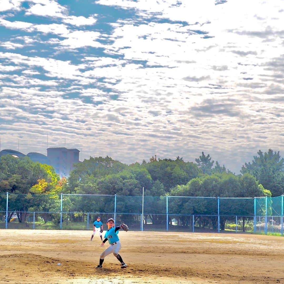 岡友美のインスタグラム：「この日は空が素敵だった☀️☁️ #小６男子 #長男 #少年野球 #野球みてる時間好き」