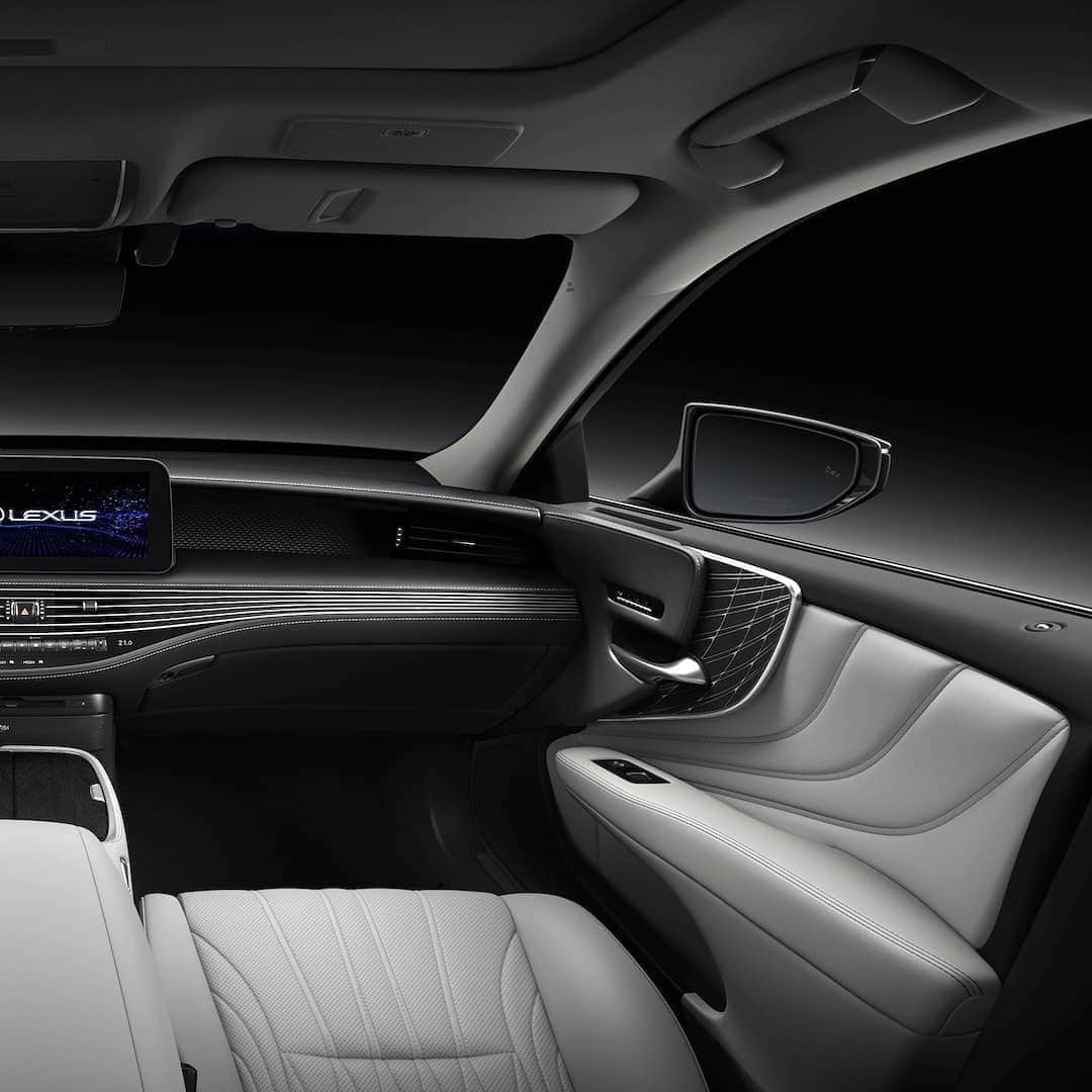 Lexus UKさんのインスタグラム写真 - (Lexus UKInstagram)「Exceptional quietness and comfort. New #LexusLS.  #Design #CarDesign #Automotive #Lexus #LuxuryTravel #Luxury #Carsofinstagram」10月26日 22時04分 - lexusuk