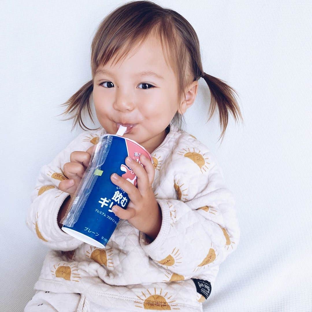 高橋菜摘のインスタグラム：「🍼🍼🍼 . ヨーグルトが大好きな娘に成城石井さんから届いた 飲むギリシャヨーグルトをあげてみた...🤍 そしたら気に入っちゃって気に入っちゃって。 たくさん届いたのに私の飲む分ない🤣 . 知ってる方はご存知のように こんなにもばくばく食べる子なのに 体重がなかなか上がらなくて 検診で沢山乳製品を摂ってみてって言われたから よくヨーグルトとかあげてるんだけど この飲むヨーグルトはタンパク質11gで脂肪は0🙆‍♀️ 理想の高タンパク低カロリー！ 余計なもの入ってないから2歳児にあげるのも安心〜😘 良かったねー❤︎ . . . #国分フードクリエイト #飲むギリシャ  #ギリシャヨーグルト #飲むヨーグルト #ヨーグルト  #置き換えダイエット #ダイエット #ヨーグルト  #2歳 #女の子ママ #キッズモデル #成城石井  #menumagazine #yogurt #babygirl #2yearsold  #monitor #girl #babymodel #diet #healthydrinks」