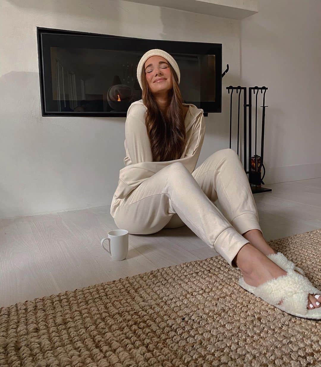 We Wore Whatのインスタグラム：「The coziest weekend off social media for a little self care reboot. I actually took time to meditate for longer than a few mins, read, napped, watched old movies, had wine with close friends, went for walks in the woods, played on swing sets that we were way too big for, and cooked a ton! When we unplug to unwind and spend less time scrolling, we end up spending way more time living.. it was so instinctual to open my phone and click this app (which is why I removed it from my homepage, and that worked)! Definitely going to make this digital detox a regular thing (even 1-2 days makes a big difference) 😊」