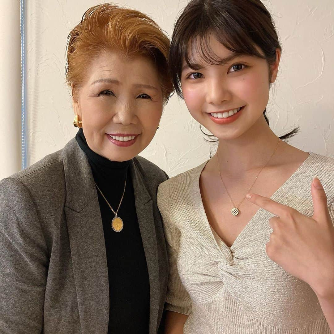 山﨑愛麻さんのインスタグラム写真 - (山﨑愛麻Instagram)「皆さんこんばんは🌛  私の大好きで大切なおばあちゃんから 20歳のお祝いでこんなに素敵な ネックレスを貰いました😭 嬉しすぎる😭🤍 このネックレスに似合う素敵な 女性になりたいと思います💎  早くおばあちゃんに恩返しできるように頑張るぞーー✊🏼  今夜22:30から30分間インスタライブ するのでぜひ見に来てくれると 嬉しいです☺️🤍  #國學院大學  #ミスコン2020 #ミスコンテスト  #ミス國學院 #山崎愛麻  #えまにぽちっとな  #おばあちゃんからのプレゼント  #大切なおばあちゃん  #20歳のお祝い」10月26日 22時08分 - ema_yamazaki