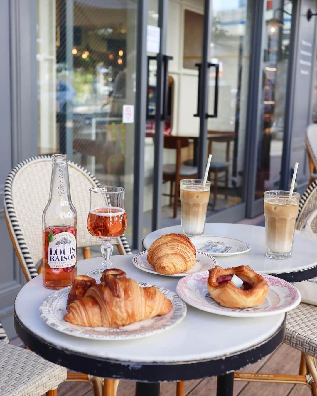 小沼瑞季さんのインスタグラム写真 - (小沼瑞季Instagram)「行ってみたかったパン屋さん🏠﻿ 『MAISON LANDEMAINE』🥖🇫🇷💕﻿ 六本木一丁目にあるの🗼﻿ ﻿ メゾンランドゥメンヌ パリのレシピを﻿ 忠実に守って再現された本場の味のパン🥺🥐❣️﻿ ﻿ 特にクロワッサンがさっくさくで﻿ バターの香りも最高でした🙏🌹﻿ ﻿ コーデはパリなイメージの﻿ ボーダーに赤のスカートを合わせたよ🥰﻿ ﻿ tops♡#epine﻿ skirt♡#ninamew﻿ bag♡#chanel﻿ ﻿ 最近ずっとNetflixの﻿ "エミリー、パリへ行く" を﻿ リピートして観てたので﻿ 鮮やかなパリジェンヌ風コーデ憧れる🥺🇫🇷﻿ 濃いピンクとか濃いブルーとか﻿ 着てみたいなぁ💭きっと似合わないけど🤣﻿ ﻿ #maisonlandemaine  #maisonlandemainetokyo #roppongicafe #メゾンランドゥメンヌ #六本木一丁目カフェ #六本木カフェ #東京カフェ #カフェ巡り #エミリーパリへ行く #パリジェンヌ　#みいきコーデ　#みいきのカフェめぐり☕️🍰」10月26日 22時08分 - mizukikonuma