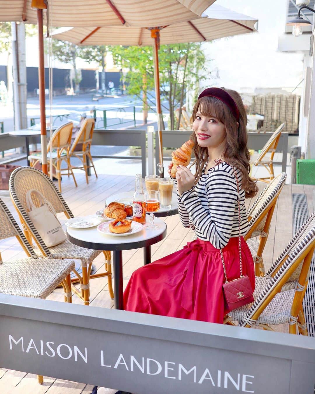のインスタグラム：「行ってみたかったパン屋さん🏠﻿ 『MAISON LANDEMAINE』🥖🇫🇷💕﻿ 六本木一丁目にあるの🗼﻿ ﻿ メゾンランドゥメンヌ パリのレシピを﻿ 忠実に守って再現された本場の味のパン🥺🥐❣️﻿ ﻿ 特にクロワッサンがさっくさくで﻿ バターの香りも最高でした🙏🌹﻿ ﻿ コーデはパリなイメージの﻿ ボーダーに赤のスカートを合わせたよ🥰﻿ ﻿ tops♡#epine﻿ skirt♡#ninamew﻿ bag♡#chanel﻿ ﻿ 最近ずっとNetflixの﻿ "エミリー、パリへ行く" を﻿ リピートして観てたので﻿ 鮮やかなパリジェンヌ風コーデ憧れる🥺🇫🇷﻿ 濃いピンクとか濃いブルーとか﻿ 着てみたいなぁ💭きっと似合わないけど🤣﻿ ﻿ #maisonlandemaine  #maisonlandemainetokyo #roppongicafe #メゾンランドゥメンヌ #六本木一丁目カフェ #六本木カフェ #東京カフェ #カフェ巡り #エミリーパリへ行く #パリジェンヌ　#みいきコーデ　#みいきのカフェめぐり☕️🍰」