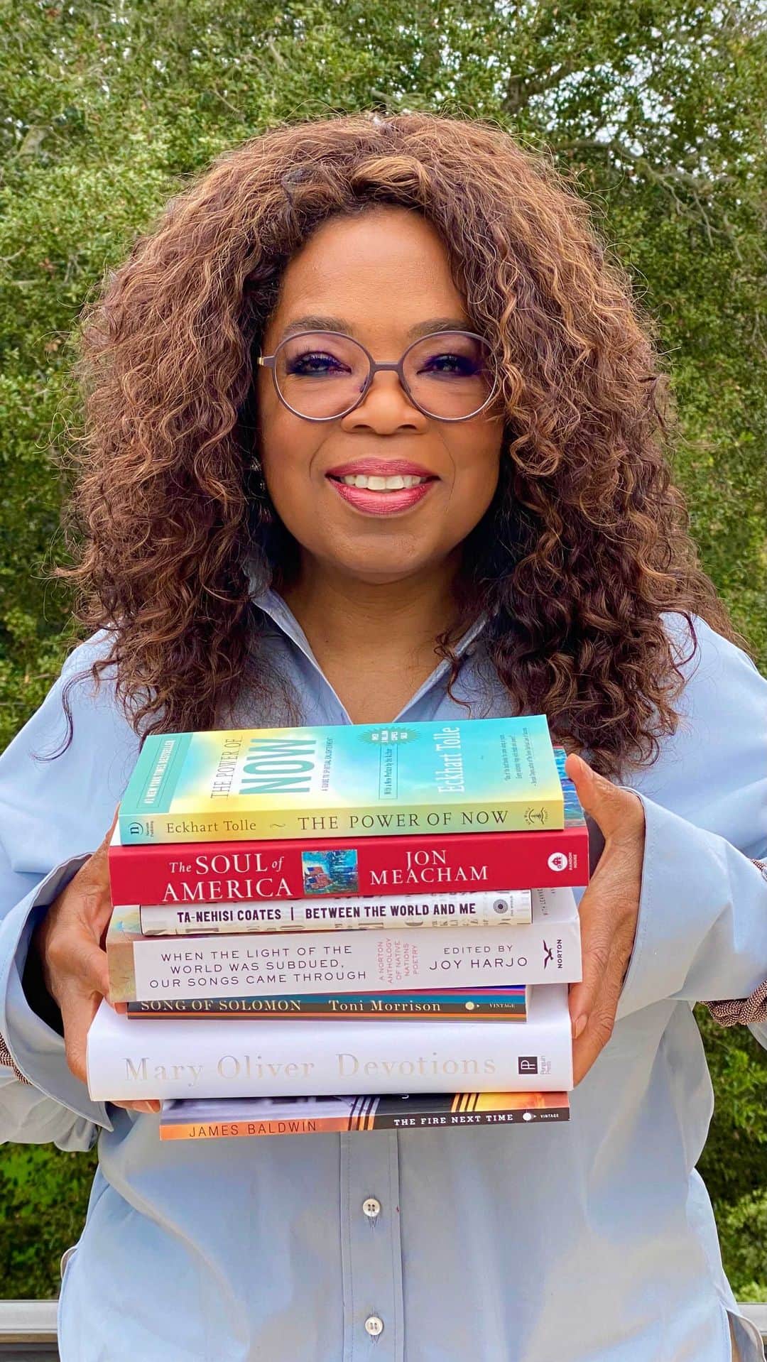 オプラ・ウィンフリーのインスタグラム：「I know it’s hard to focus on anything right now because we’re so distracted by the roar of the news and the steady hum of our own anxiety. So for the next six weeks over at @oprahsbookclub, I’ll be spotlighting a curated list of seven books I cherish for their ability to comfort, inspire, and enlighten me. Let’s help each other through these times with the help of these books. Tap the link in my bio to download your own copies 📚 #ReadWithUs」