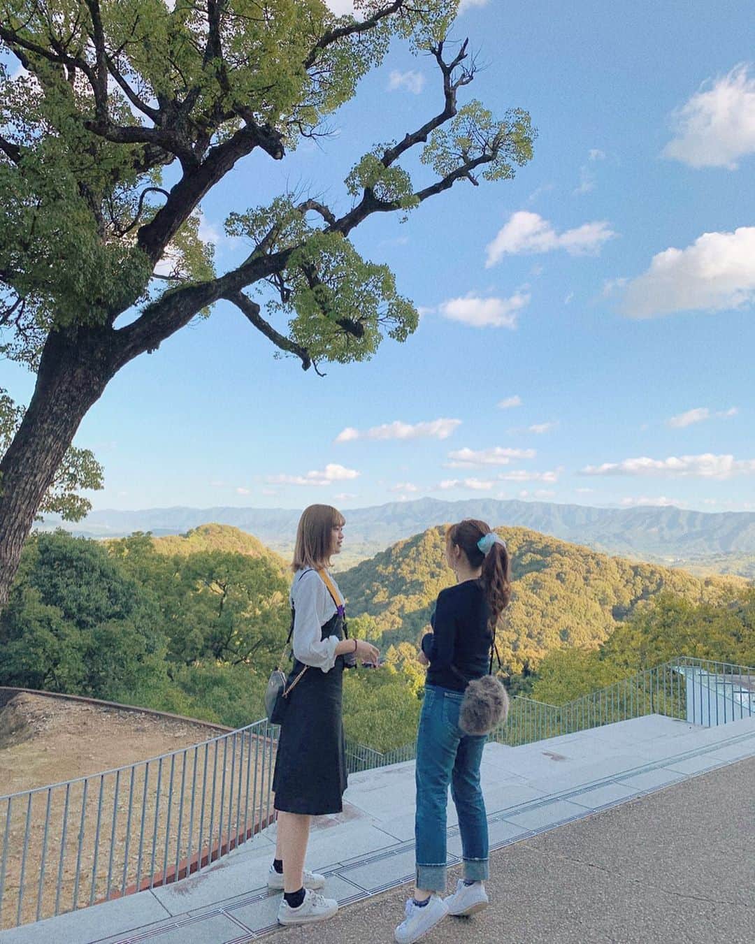 MEGのインスタグラム：「ㅤㅤㅤㅤㅤㅤㅤㅤㅤ 必死で背伸びしてる🤫 700段の階段登った⛰ 景色最高で、空気がすっっごく気持ちいのです😌 ㅤㅤㅤㅤㅤㅤㅤㅤㅤㅤㅤㅤ #香川 #四国旅行 #国内旅行 #こんぴらさん #絶景」