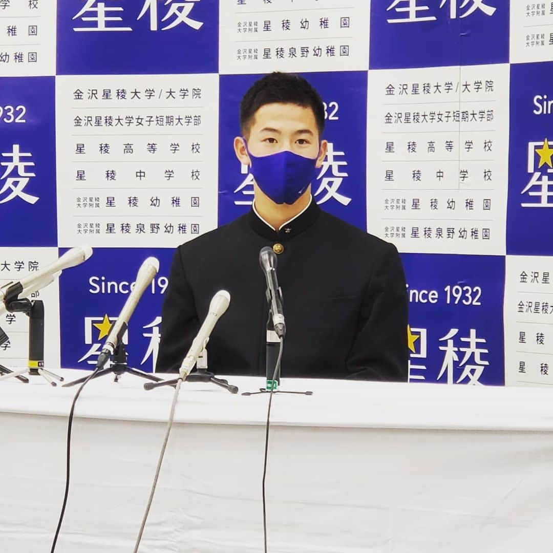 飯田嘉太さんのインスタグラム写真 - (飯田嘉太Instagram)「⚾ 今日はプロ野球ドラフト会議✨ ・ ・ 県内からは星稜のキャプテン・内山壮真選手が 東京ヤクルトスワローズから③位指名 ・ ・ 日本航空石川のエース・嘉手苅浩太投手が 同じくヤクルトから⑥位指名を受けました👏 ・ ・ 内山選手は首位打者 嘉手苅投手は最多勝のタイトルを目標に頑張るそうです😄 ・ ・ ②人の更なる活躍と奥川投手との競演が今から楽しみ😆 #石川テレビ #石川さん #livenews #イット #プロ野球 #ドラフト会議 #星稜 #内山壮真 選手 #東京ヤクルトスワローズ #日本航空石川 #エース #嘉手苅浩太 投手 #おめでとうございます  また巨人の育成枠で ★京都先端科学大・喜多隆介選手(小松大谷出身) ★創価大・保科広一選手(遊学館出身)が指名されました👌」10月26日 22時11分 - kabuto_iida