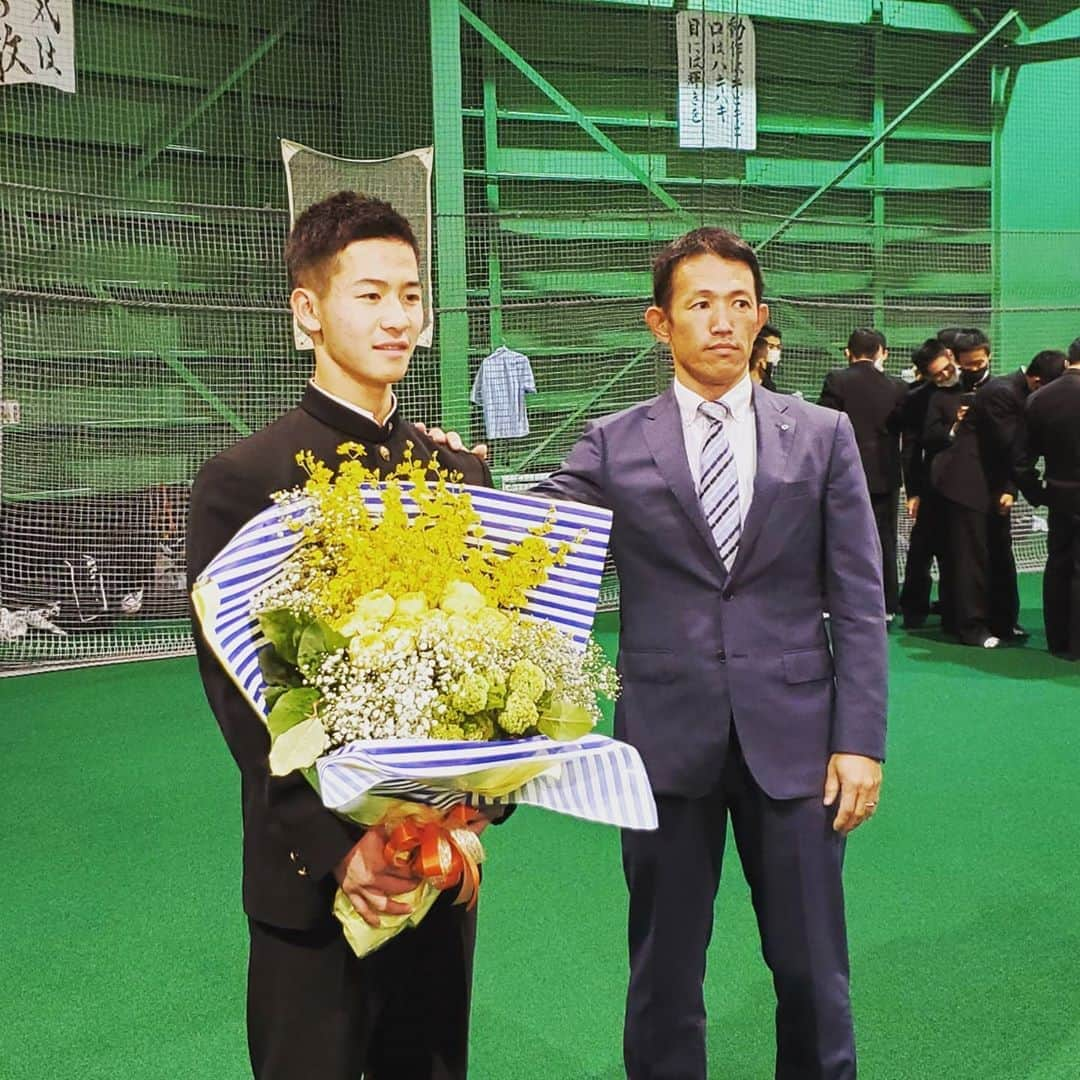 飯田嘉太さんのインスタグラム写真 - (飯田嘉太Instagram)「⚾ 今日はプロ野球ドラフト会議✨ ・ ・ 県内からは星稜のキャプテン・内山壮真選手が 東京ヤクルトスワローズから③位指名 ・ ・ 日本航空石川のエース・嘉手苅浩太投手が 同じくヤクルトから⑥位指名を受けました👏 ・ ・ 内山選手は首位打者 嘉手苅投手は最多勝のタイトルを目標に頑張るそうです😄 ・ ・ ②人の更なる活躍と奥川投手との競演が今から楽しみ😆 #石川テレビ #石川さん #livenews #イット #プロ野球 #ドラフト会議 #星稜 #内山壮真 選手 #東京ヤクルトスワローズ #日本航空石川 #エース #嘉手苅浩太 投手 #おめでとうございます  また巨人の育成枠で ★京都先端科学大・喜多隆介選手(小松大谷出身) ★創価大・保科広一選手(遊学館出身)が指名されました👌」10月26日 22時11分 - kabuto_iida