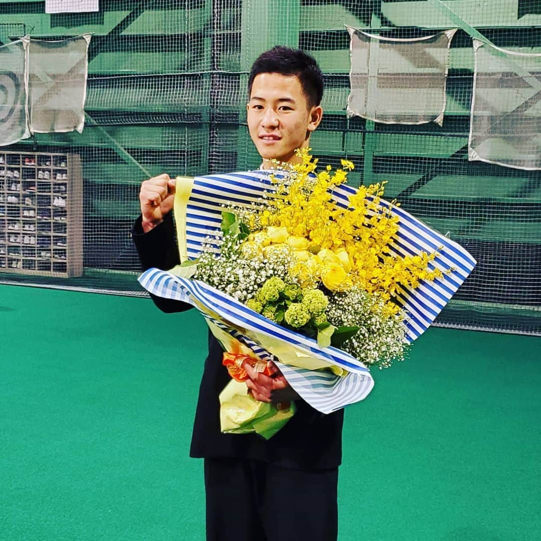 飯田嘉太さんのインスタグラム写真 - (飯田嘉太Instagram)「⚾ 今日はプロ野球ドラフト会議✨ ・ ・ 県内からは星稜のキャプテン・内山壮真選手が 東京ヤクルトスワローズから③位指名 ・ ・ 日本航空石川のエース・嘉手苅浩太投手が 同じくヤクルトから⑥位指名を受けました👏 ・ ・ 内山選手は首位打者 嘉手苅投手は最多勝のタイトルを目標に頑張るそうです😄 ・ ・ ②人の更なる活躍と奥川投手との競演が今から楽しみ😆 #石川テレビ #石川さん #livenews #イット #プロ野球 #ドラフト会議 #星稜 #内山壮真 選手 #東京ヤクルトスワローズ #日本航空石川 #エース #嘉手苅浩太 投手 #おめでとうございます  また巨人の育成枠で ★京都先端科学大・喜多隆介選手(小松大谷出身) ★創価大・保科広一選手(遊学館出身)が指名されました👌」10月26日 22時11分 - kabuto_iida