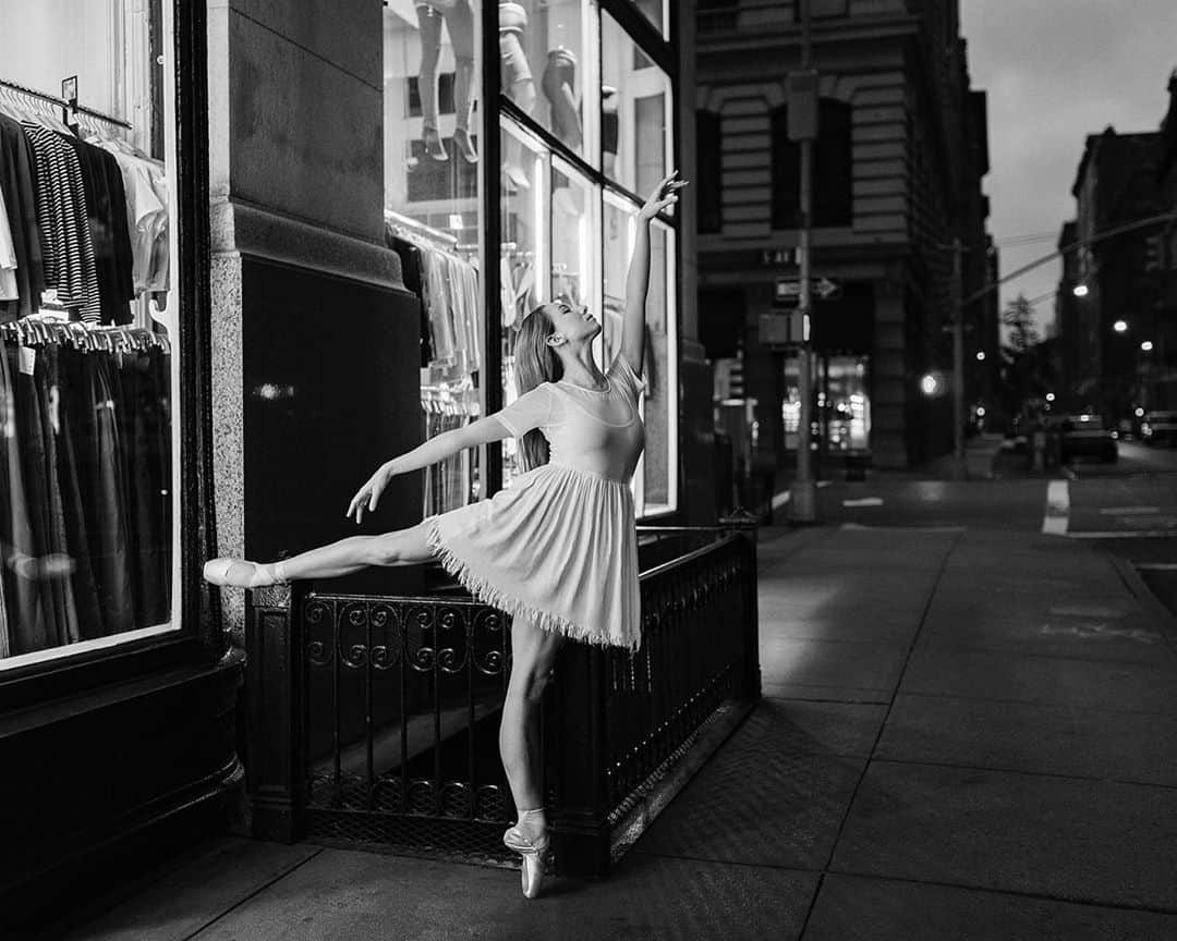 ballerina projectさんのインスタグラム写真 - (ballerina projectInstagram)「𝗜𝘀𝗮𝗯𝗲𝗹𝗹𝗮 𝗕𝗼𝘆𝗹𝘀𝘁𝗼𝗻 in the Flatiron District. #ballerina - @isabellaboylston #flatirondistrict #newyorkcity #5thavenue #ballerinaproject #ballerinaproject_ #ballet #dance #isabellaboylston   𝗕𝗮𝗹𝗹𝗲𝗿𝗶𝗻𝗮 𝗣𝗿𝗼𝗷𝗲𝗰𝘁 𝗯𝗼𝗼𝗸 is now in stock. Go to @ballerinaprojectbook for link.」10月26日 22時11分 - ballerinaproject_