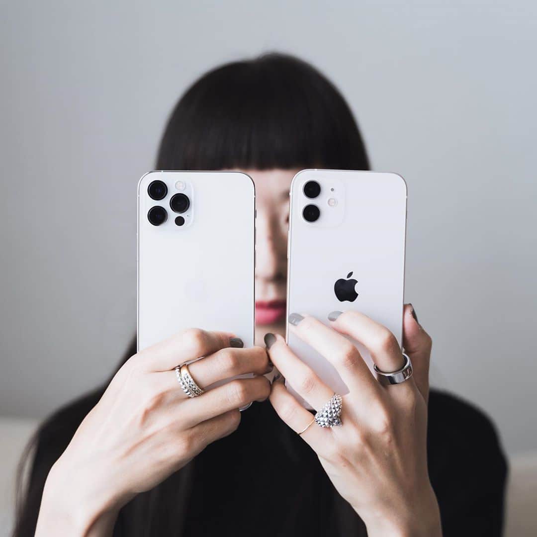 市川渚のインスタグラム：「Which do you like better?📱﻿ ﻿ ﻿ 最近のiPhoneは洒落たカラーがいろいろと登場するけれど、身の回りのものは白かシルバーのものしか買わないと決めているわたしの選択肢は今回iPhone12のホワイトか12 Proのシルバーでありました。﻿ ﻿ 12のホワイトは優しい感じのフェミニンな印象、そして12 Proのシルバーはキリッとクールな感じ。﻿ ﻿ 2枚目以降の写真は全てiPhone12 Proのシルバーです。サイドのステンレス鏡面仕上げが最高にカッコいい（角張ってて正直ちょっと持ちづらいけど😂）今回はケース入れないで使いたいなあと思い未だに裸で使い続けてますが、以前より外出が減ったとはいえ不安感は拭えず……とりあえず画面にはガラスフィルムを貼りましたよっと。﻿ ﻿ #iPhone12#iPhone12Pro﻿」