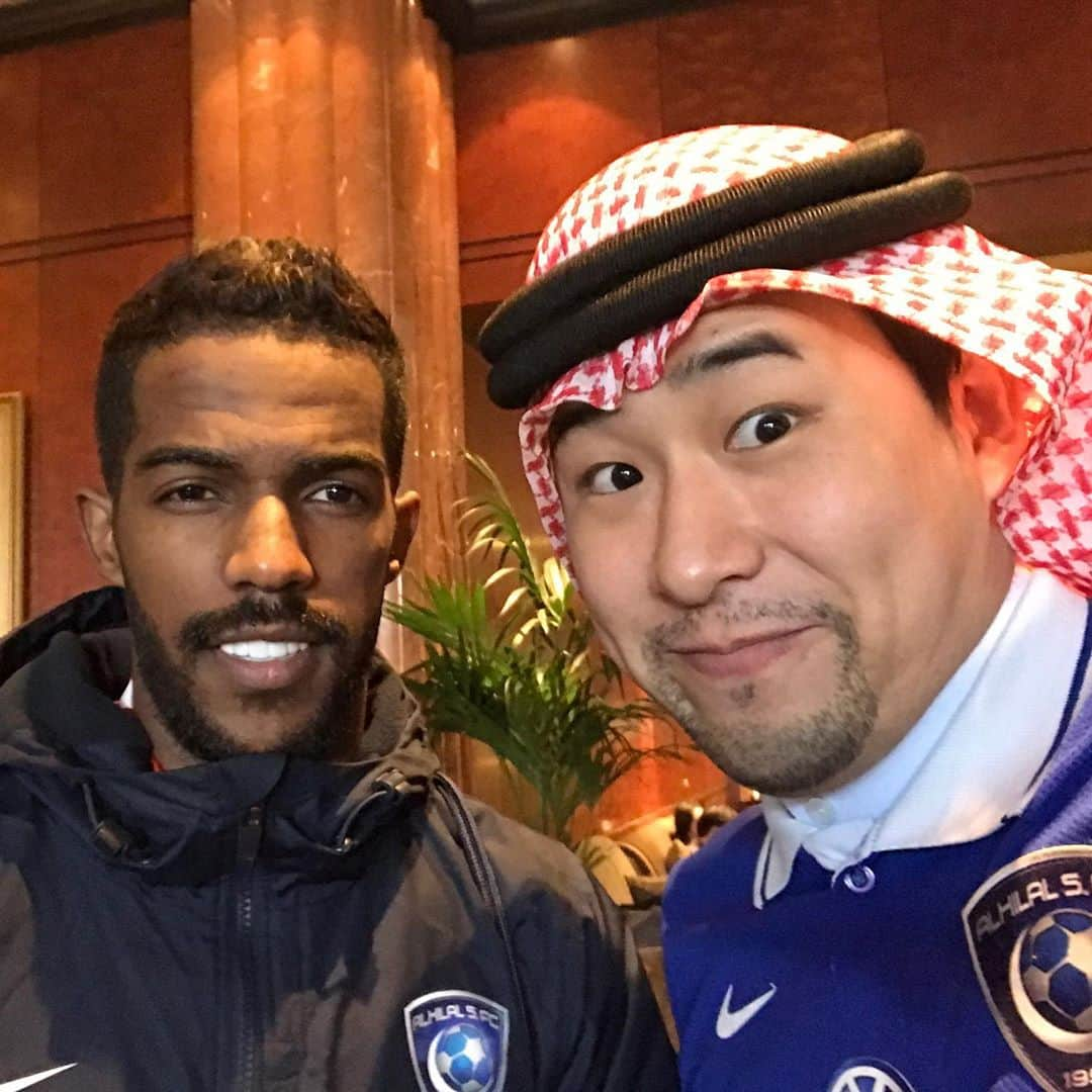 鷹鳥屋明のインスタグラム：「التقيت بلاعب الهلال العظيم @nawaf_alabid ...✨ شكرا شكرا جزيلا! واشتقت لك كثيرا💙🌙!! #الهلال #الهلال_السعودي #الهلال💙」