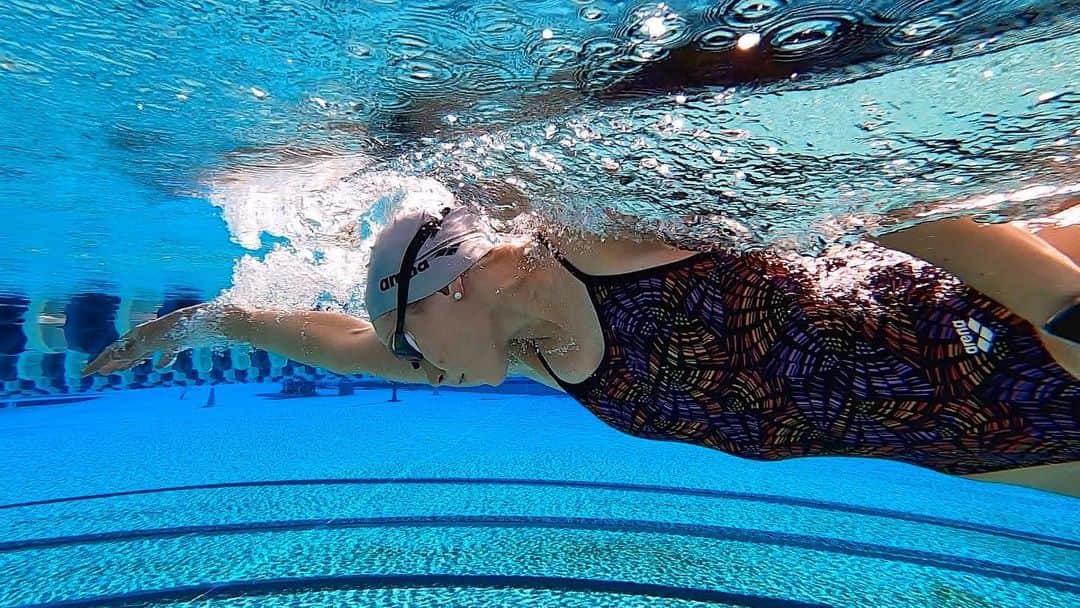 Julieのインスタグラム：「I’ve been seeing some great progress with my shoulder after a couple of weeks of physical therapy! A few hiccups along the way, but recovery is never a completely smooth process. We press onwards 👊🏼 . . . #arenawaterinstinct #swimmer #summerjulep #swimming #swim #swimlife #swimmersofinstagram #instaswim #instaswimming #mastersswimming #instaswimmer #usaswimming #swimtraining #shoulderrecovery #swimpractice #myswimpro #swimsmarter #itsaswimmerthing」