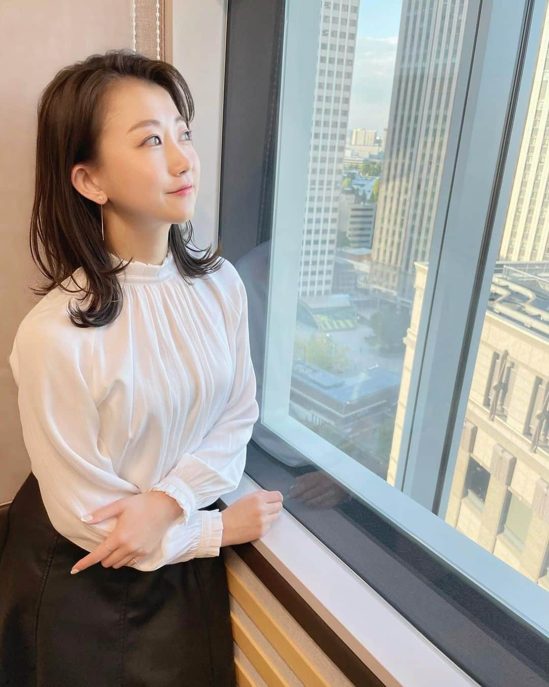 津田麻莉奈さんのインスタグラム写真 - (津田麻莉奈Instagram)「ラジオNIKKEI 毎週月曜16:00〜 「相場師朗の株は技術だ！」 今日もありがとうございました😊 Aiba TVもぜひチェックして下さいね👍✨  今日の東京は素晴らしい秋晴れで とーっても気持ちいい一日でした🌞 午前中のお仕事からラジオNIKKEIまで、 気持ち良すぎてお散歩がてらまさかの徒歩で移動しちゃった笑  (写真撮影時以外はスタジオ内でもマスクを着用しています。)  ––––––––––––––––––––––––––––––  #株 #FX #株塾 #aibatv #相場師朗 さん #株は技術だ #投資女子 #投資 #経済番組 #マーケット  #チャート分析  #radio #radiko #ラジオ  #ootd#coordinate  #まりなる #津田麻莉奈」10月26日 22時14分 - tsudamarinal