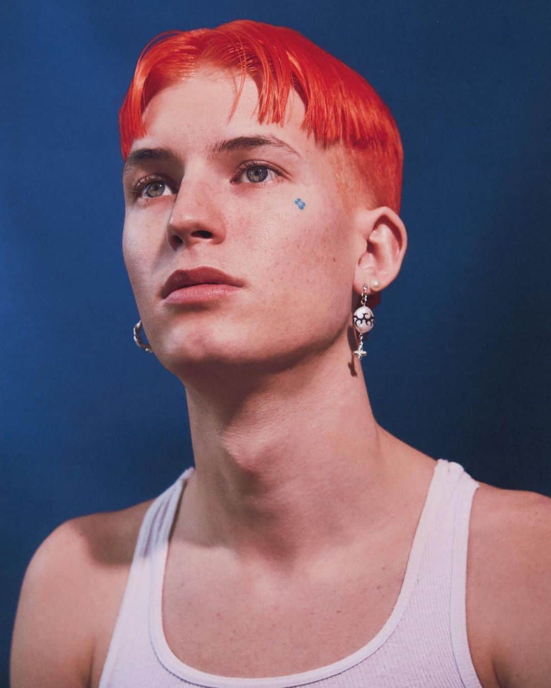 LOVE MAGAZINEのインスタグラム：「From Tumblr to TikTok, pop sensation and all round e-boy @gusdapperton speaks to @ella_b18 about why music can’t fix everything, his biggest musical idols and the differences between his aliases ⚡️🌹   Read the full interview on thelovemagazine.co.uk 🗞」