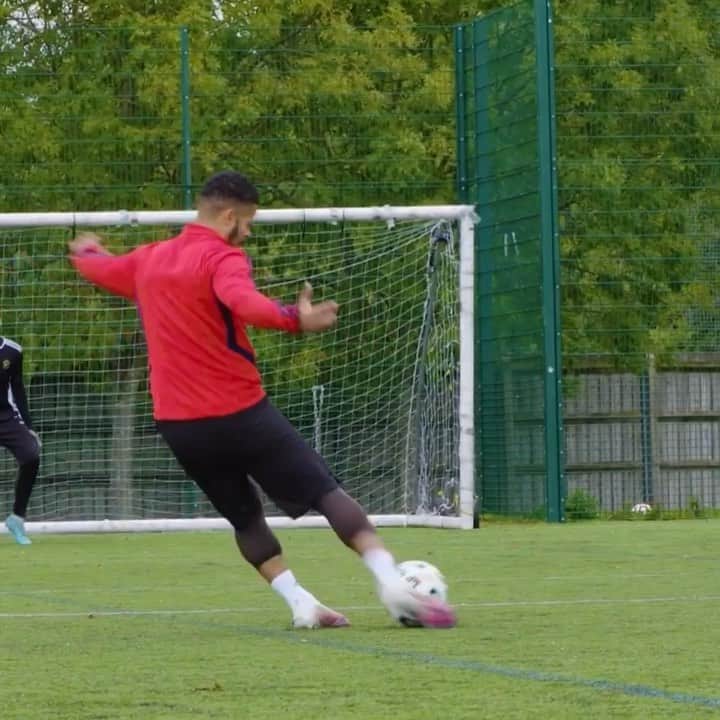 F2Freestylersのインスタグラム：「Did someone order a top bins knuckleball???? 🔝🗑👊⚽️  New video out now! Link in bio....🎥」