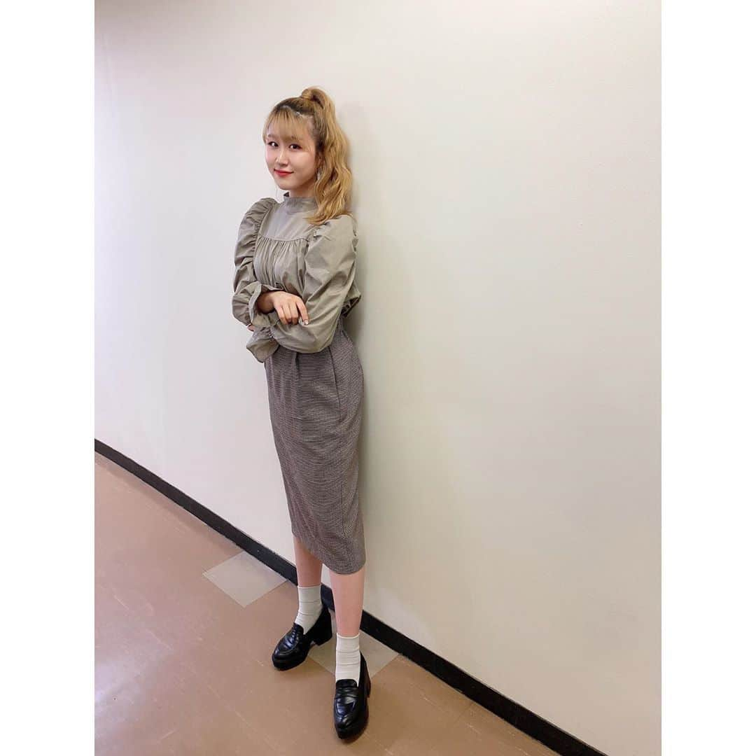 かれん（古賀かれん）さんのインスタグラム写真 - (かれん（古賀かれん）Instagram)「お仕事が終了して帰宅。朝から長かった〜そんな今日のお袖が可愛い私服です、明日も朝早いので今日は早くお休みします、皆さんもお疲れ様でした☺︎ #かれんのしふく @heather_love_official  @lowrysfarm_official   Photo by @lgm_mayu_official」10月26日 22時25分 - lgm_karen_official