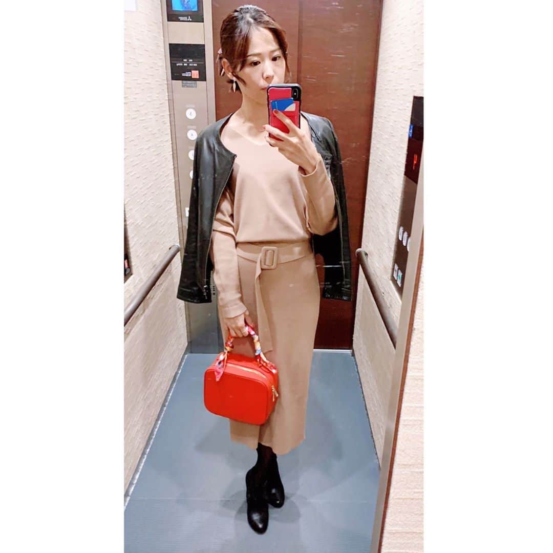 小日向えりのインスタグラム：「「毎日なに着ようかな？」  悩むのがめんどくさくて 同じワンピースを5着くらい買って毎日着ようかと、、一時、本気で考えたけど、めんどくさいに負けてオシャレを放棄したくない葛藤と、洗濯してないと思われても微妙だなって思ってやめた（笑）  でもやっぱりめんどくさいから😂折衷案として、月曜から日曜まで7種類くらいコーディネートを決めてしまうのがありかなと考え始めた💡  ADHDの対処法の本読んでいても、コーディネートがまとまらず、服が散らかってこんがらがる対処法として、その方法が推奨されていた。 試してがってん！！  コーデメモとして  #ニットワンピ 👗⬇︎ #loungedress  #ライダース　🧥⬇︎ #jewelchanges  #ブーティー 👠⬇︎ #christianlouboutin   #バッグ 👜⬇︎ #avenue67」