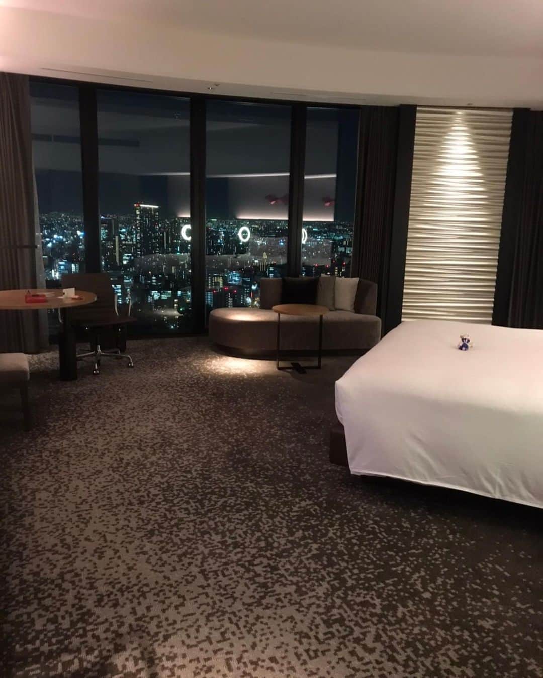 キャシー中島さんのインスタグラム写真 - (キャシー中島Instagram)「*  名古屋から大阪に来ました。 明日大阪で仕事をします。 先日も泊まったホテル大阪コンラッドホテルです。 ロビーは40階にあり、大阪の街が一望できます。 夜の大阪は本当にきれい！ 1億ドルの美しさですね❣️ ロビーの空間もとっても素敵。 2つのモニュメントは風神雷神をイメージしてあるようなのですが…よーく見ないとわからないんですけどね。  お部屋はこんな感じ落ち着いています。 夕ご飯はホテルの中の寿司コーナーでいただきました。 一つ一つを大切に作ってるおいしいお食事でした。  今夜は一人ぼっち、マーゴが恋しいなぁ❣️ あっ 勝野パパもね^_−☆」10月26日 22時18分 - official_kathynakajima