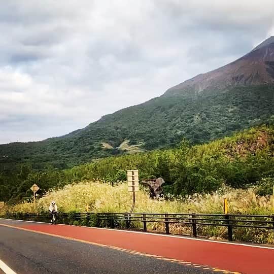 のインスタグラム：「サクイチ＝桜島一周🚴‍♂️  あさ6時半のフェリーで 桜島に渡り35キロ☀️  海からの秋風に癒され 自然むきだしの桜島から エネルギーをもらいました‼️  #桜島一周 #桜島 #鹿児島 #ロードバイク #サクイチ #2回目 #kagoshima #sakurajima #volcano #roadbike  #cannondale  #supersixevohimod  #supersixevo #35キロ #weekend  #weekendvibes」