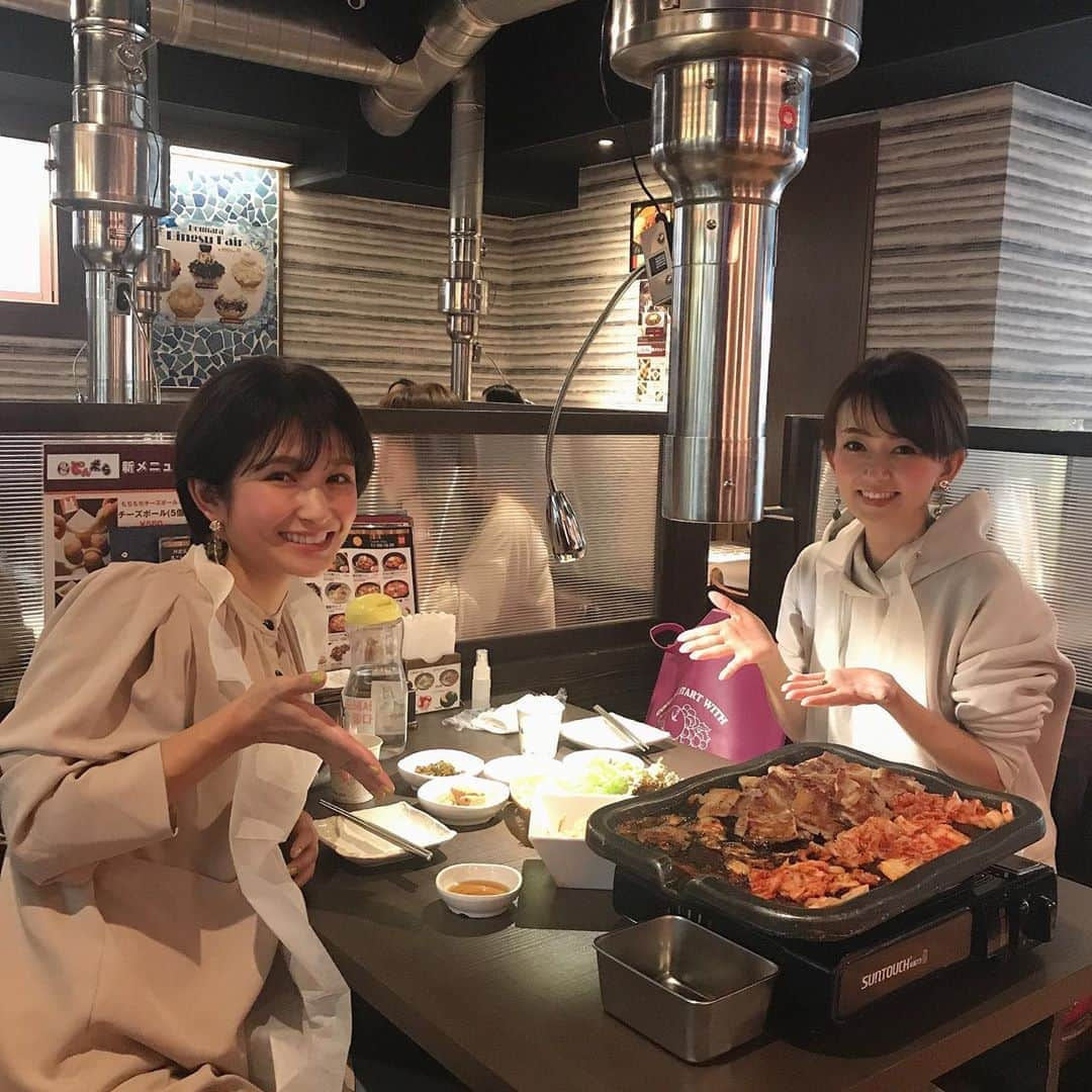 小西ゆりなさんのインスタグラム写真 - (小西ゆりなInstagram)「久しぶりにお会いできた岡部さんとサムギョプサルとコスメ探し🥓💄✨ (韓流ブームにお付き合い頂き、ありがとうございました🥰) ずっと変わらない大大大先輩の綺麗と可愛さに… 思わず「可愛い…😍」と私の心の叫びが声に出てしまっていた🤭💕 #岡部玲子 さん　#サムギョプサル #新大久保グルメ #韓国コスメ #韓流再ブーム #韓流 #新大久保」10月26日 22時33分 - yurina_konishi