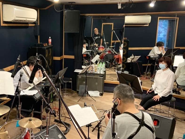 神野美伽さんのインスタグラム写真 - (神野美伽Instagram)「みなさーん❗️  11 月4日のCOTTON CLUB  ライブのリハーサル、今日出来ました❗️  今回、ご一緒するミュージシャン、 ASA-CHANGは、昨年末の音楽劇「SIZUKO」以来2度目の共演ですが、 ピアノのハタヤ テツヤさん、 サックスの田中邦和さんは今回が初共演。  本日が、 「初めまして❗️」でございました（笑）  でも、 音楽の素晴らしいところは、一度音を合わせるともう、何年来の仲間のような気持ちになれます。  今回は、 ずいぶん久しぶりに歌う歌、 初めて歌う歌、 やっと歌うことが出来る歌、 と、色々ありますが...  とにかく今年は、歌えること自体が格別に嬉しいです。  その前に、 29 日は、 大阪城　西の丸特設ステージで「JAZZ FESTIVAL❗️」 31日は、 「大阪 新歌舞伎座コンサート❗️」  なんて幸せなんでしょう❗️  歌えること、みなさんとお会いできること、嬉し過ぎて眠れない‼️  #COTTONCLUB  #ASACHANG  #ハタヤテツヤ　#田中邦和　#大阪城西の丸特設ステージ　#BIGBANDJAZZFESTIVAL」10月26日 22時26分 - mika_shinno_japan