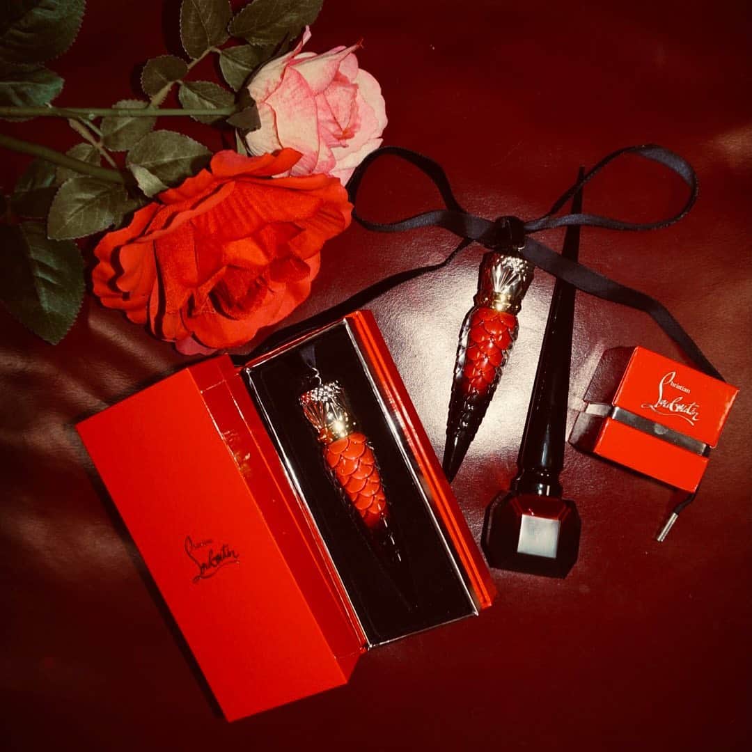 のインスタグラム：「❤️ @louboutinbeauty 💋 . . 素敵なギフトありがとうございます💄 マットリップはほんまにマットやからマスクにつかないし綺麗なRed❤️💋 . . クリスマスとか特別な日につけたい✨ . #loboutin #pr #gift #redlips💋」