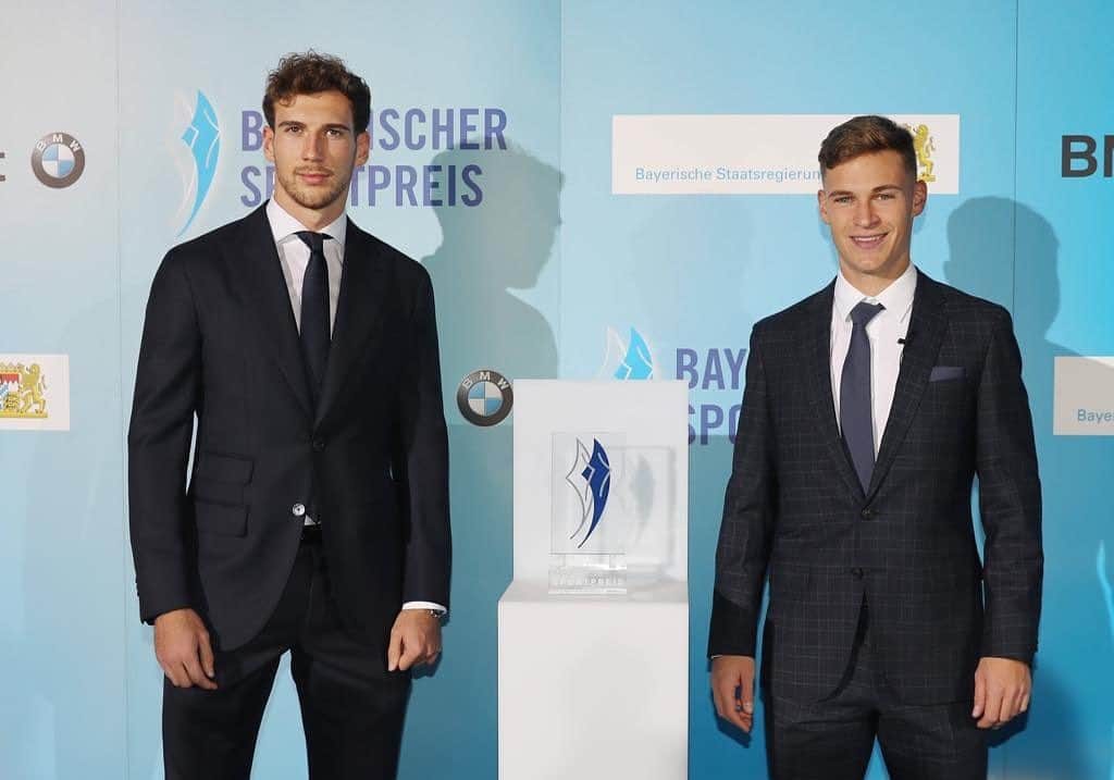 ジョシュア・キミッヒのインスタグラム：「Besonders stolz, den Bayerischen Sportpreis zusammen mit @leon_goretzka für @wekickcorona bekommen zu haben. Diese Auszeichnung ist stellvertretend für alle, die sich mit uns in diesen schwierigen Zeiten engagieren, um Menschen zu helfen! Einen Teil der Wegstrecke haben wir zusammen gemeistert, aber es ist noch nicht vorbei. Dank der vielen großartigen Spendern werden wir in den nächsten Wochen und Monaten weiter soziale Einrichtungen und karitative Zwecke unterstützen, um dort zu helfen, wo Hilfe gebraucht wird. #wekickcorona #allezusammen #trotzschiefsitzenderkrawatte #believeinyourself 👉🏽😲 🤹🏽‍♀️」