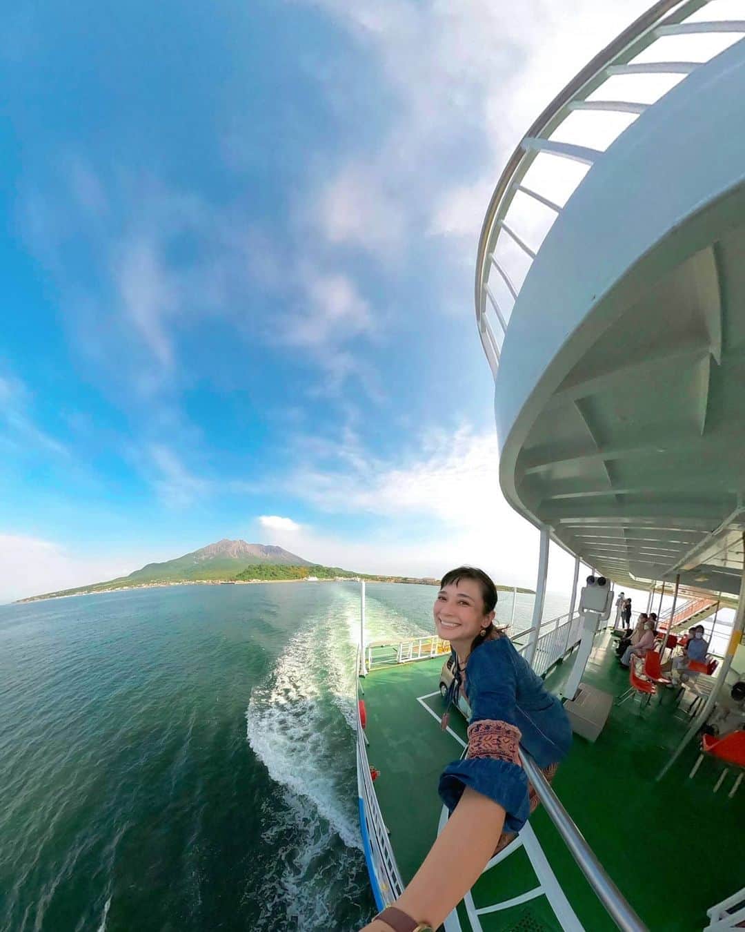 芳美リンさんのインスタグラム写真 - (芳美リンInstagram)「久しぶりのフェリーー⛵♥﻿ ﻿ あえての、のんびりプラン。　　﻿ 1日1便限定の#よりみちクルーズ　に乗船。﻿ ﻿ 15分で着く道のりを、あえて50分かけるのです。﻿ ﻿ ﻿ 久しぶりのクルージング、﻿ 15分じゃ足りないよね。﻿ ﻿ 船旅にまた行きたいなあ🛳♥﻿ ﻿ ﻿ ﻿ #桜島#桜島フェリー﻿ #GoPromax#GoProjp﻿ #船旅」10月26日 22時31分 - lynn.lynn5