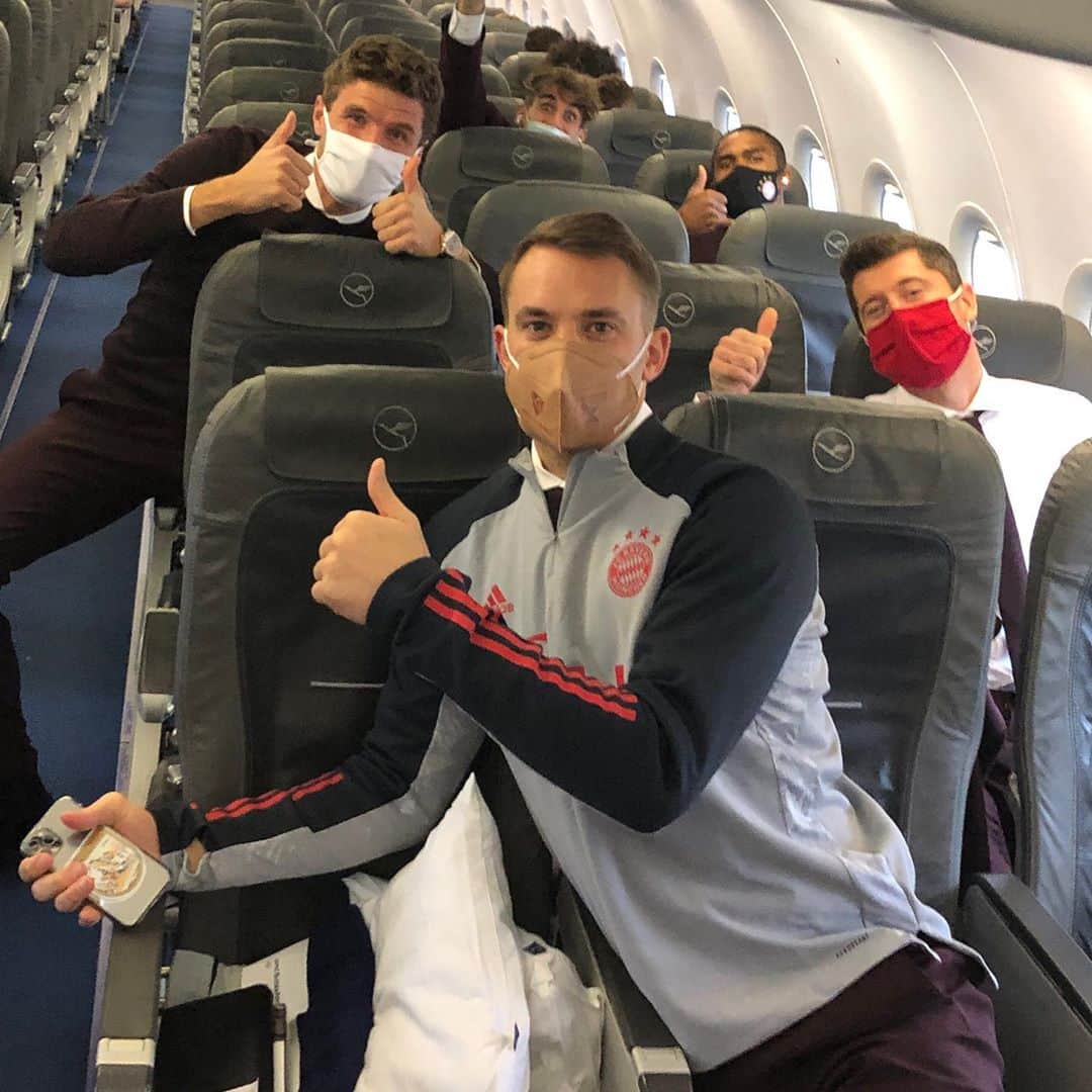 トーマス・ミュラーのインスタグラム：「Championsleague mood 🚂 🥨🏆 #fcbontour #lookatjaviersface #teamworkmakesthedreamwork 😜#championsleagueisstillspecial #uffi 🚂 @fclokomotiv 🚂」