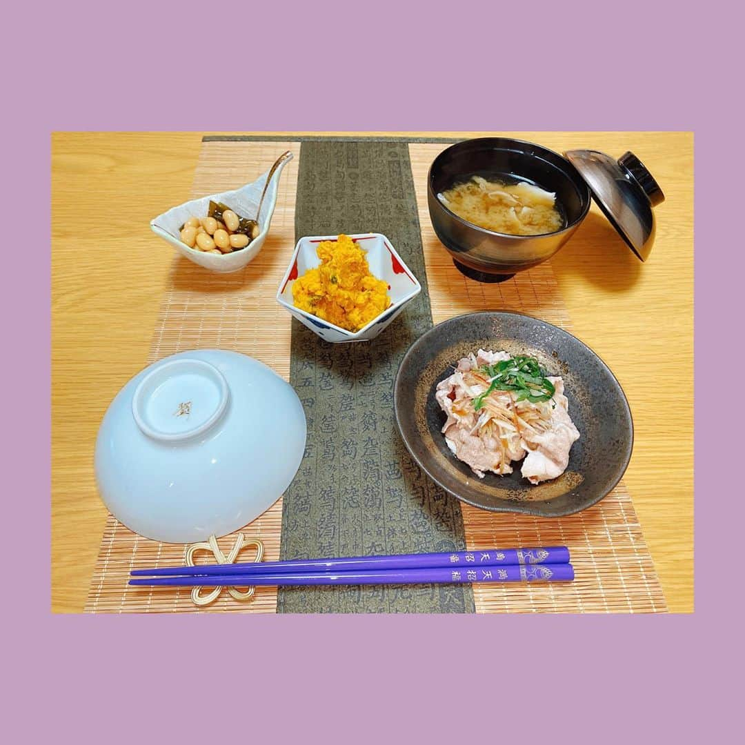 福島雪菜のインスタグラム：「今日の晩ごはん( ˶˙ᵕ˙˶ ) * ✧たっぷり香味野菜の冷しゃぶ ✧まいたけのお味噌汁 ✧南瓜のサラダ ✧こんぶ豆（購入品） * * #手料理❤️ #おうちごはん」