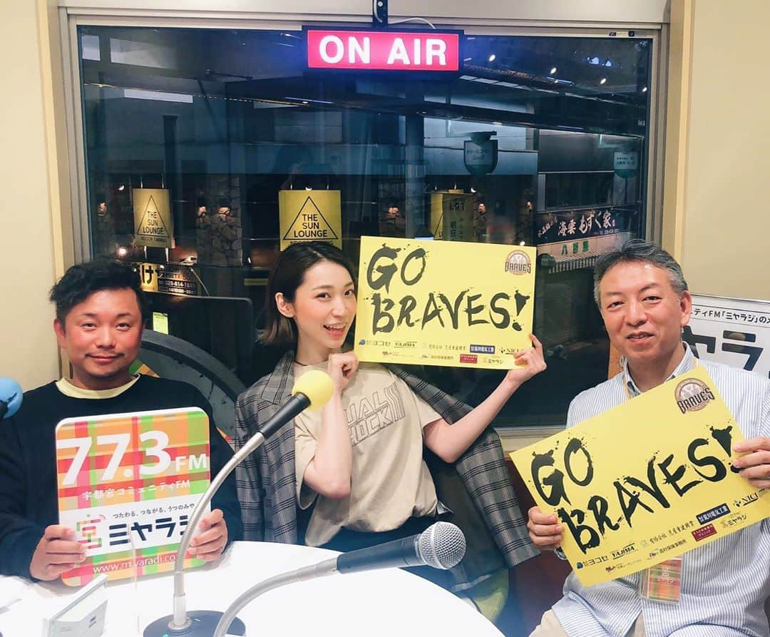 夏目麻央のインスタグラム：「FM77.3 ミヤラジ New York New York presents (仮)あなたに押し出し♡  2回目の今夜聴いてくれたみなさんありがとうございました💛  音楽やってるお友達のみなさん、新曲等あればラジオで流せるので是非「ミヤラジ "あなたに押し出し"宛」に音源送ってください🥳 ゲスト出演もお待ちしてまーす💛  New York New Yorkの店舗の看板はこんな感じ👻 宇都宮に来た際は是非ー✨  今回のマイ押し出しは @kuroboshi_sweets さんでした💛✨  #あなたに押し出し #NewYorkNewYork #ミヤラジ #栃木ゴールデンブレーブス  #勝手に応援 #ミヤラジアプリ  #聴いてね #dualshock」