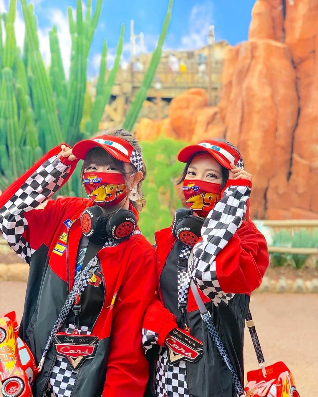 Kanaのインスタグラム：「ㅤ ㅤ さきが撮りたいって 言ってくれた場所🚗🌵🏜 ㅤ ㅤ めちゃくちゃカーズの雰囲気 どんぴしゃで最高すぎた、、、！⚡️ さすがさき🤩🙌🏻❤️❤️❤️ ㅤ ㅤ ㅤ ㅤ ㅤ ㅤㅤ #saki__kana ㅤ #kana_disney ㅤ ㅤㅤ #東京ディズニーリゾート #東京ディズニーランド #ディズニーランド #ウエスタンランド #ビッグサンダーマウンテン #カーズ #マックィーン #マックィーンコーデ #ディズニーコーデ #tokyodisneyresort #tdr #tokyodisneyland #tdl #westernland #cars #lightningmcqueen #mcqueen #pixar #disneyland」