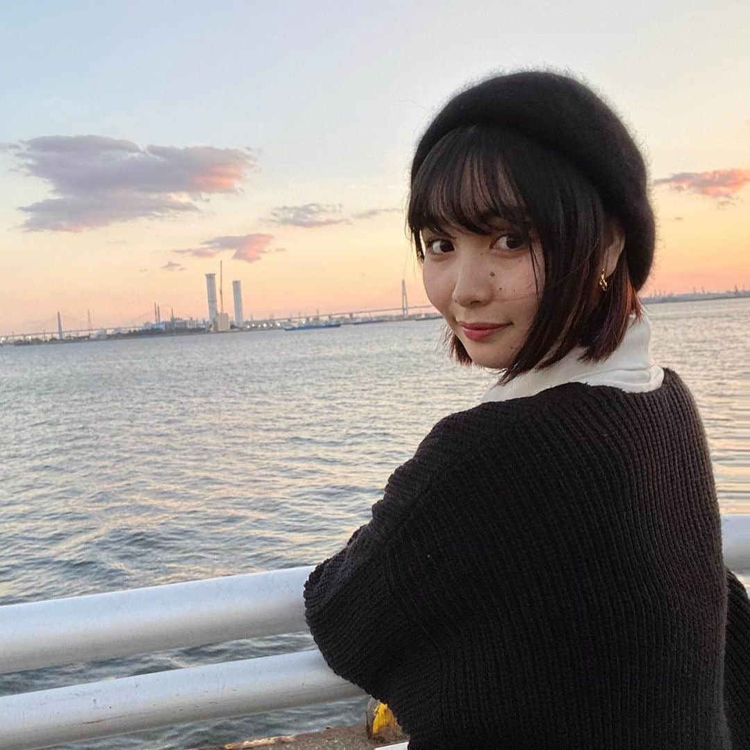 志茂彩奈のインスタグラム：「海を見ていると気持ちが落ち着くので、私にとって大切な時間です💙  この淡い感じの空模様がまたすごくよかったです🕊(無加工)  本日もしもぽち報告嬉しかったです😭ありがとうございます✨ ・ ・ #ミスキャンパス同志社女子2020  #ミス同女 #ファイナリスト #ミスキャンパス #しもぽち #愛知#名古屋#名古屋港#夕日#海#淡い空#ベレー帽」