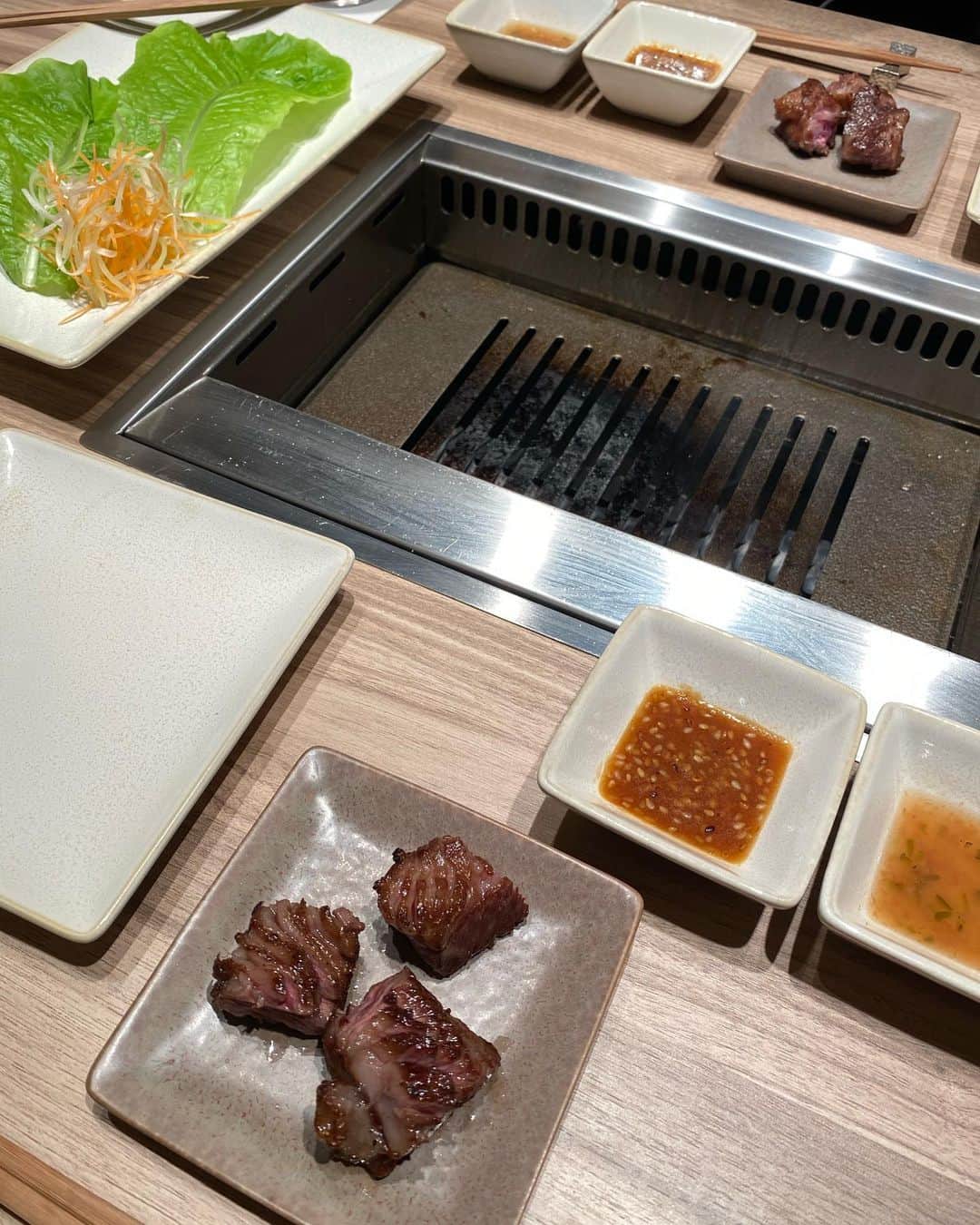 瀬賀しお（せがしぃ）さんのインスタグラム写真 - (瀬賀しお（せがしぃ）Instagram)「今日は @ushigoro_yakiniku の横浜店へ😋❤︎ 本当にお肉がとろけた！！💕 季節限定コースをいただいたんですが 色々な食べ方をしてどれも美味しくて 大満足です❤️❤️ 今回初めて行ったんだけど、またすぐ行きたい！！！🥺 って思うほど忘れられない...（笑） 幸せな時間だったなぁ🤤❤️ . . #うしごろ #ushigoro #ushigorobambina #ushigorokan」10月26日 22時36分 - segashiori