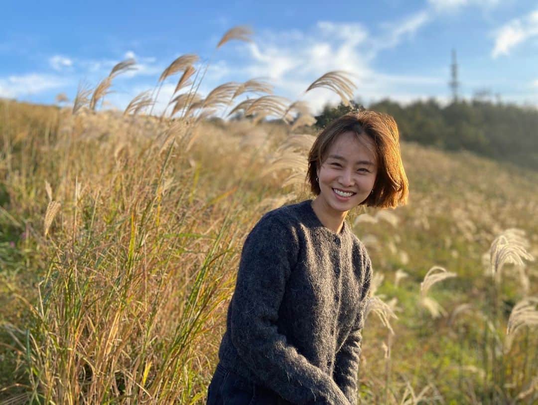 ノ・スサンナさんのインスタグラム写真 - (ノ・スサンナInstagram)「금오름2 (다른색감. 사진 잘찍는 친구랑 같이다니믄 좋음 @_hinniae )」10月26日 22時37分 - sussanna_noh