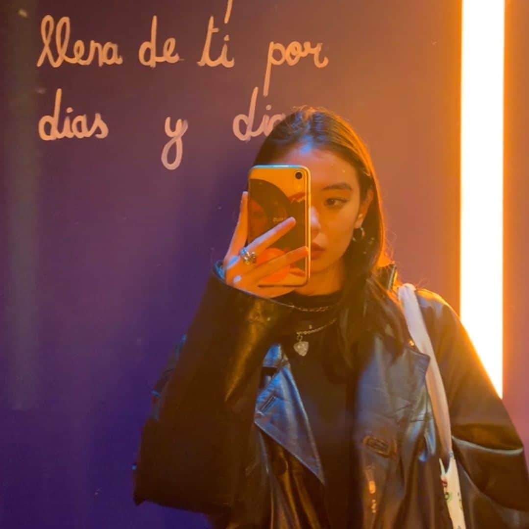 のインスタグラム：「fast paced & lost in it all but i’m loving it」