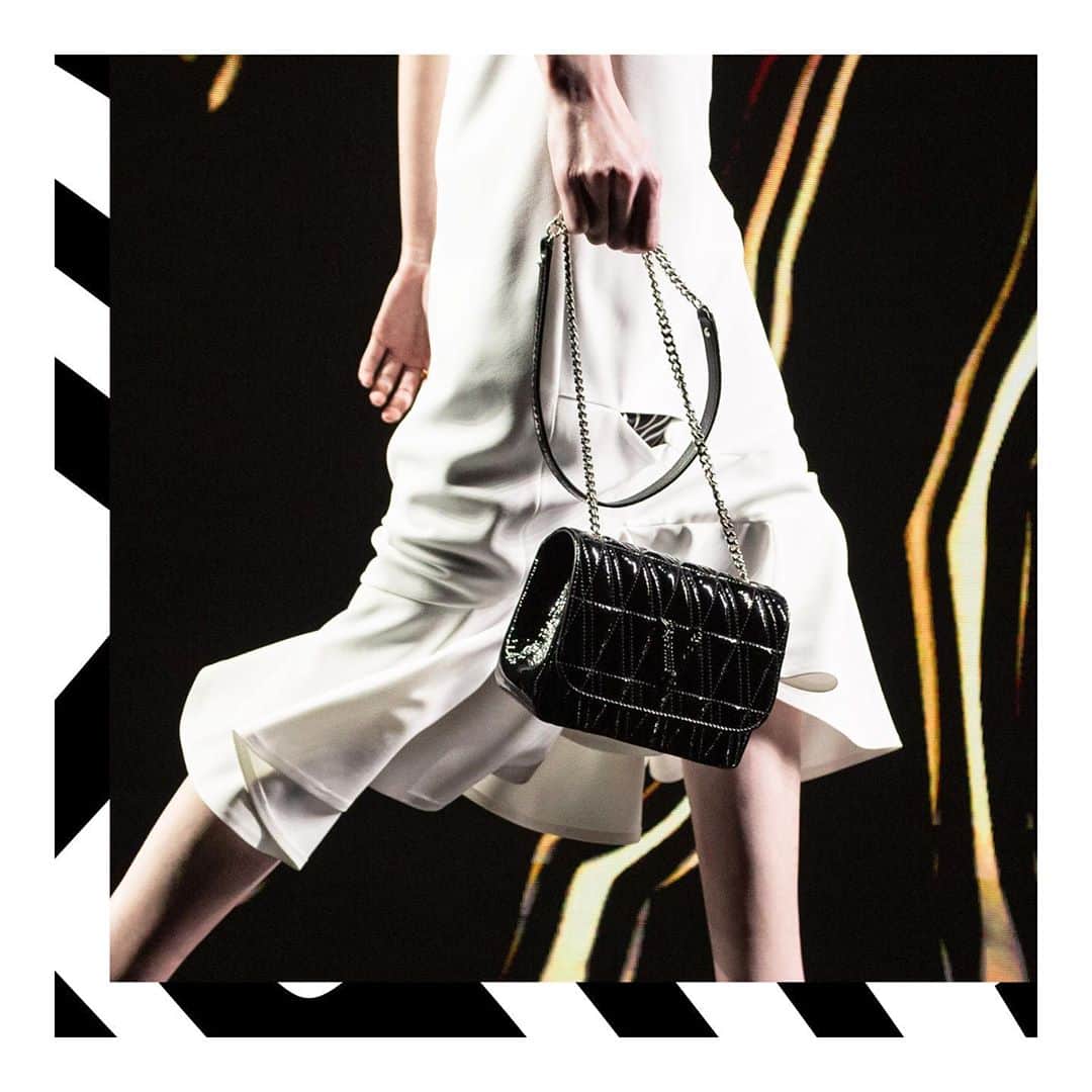 ジャンニヴェルサーチさんのインスタグラム写真 - (ジャンニヴェルサーチInstagram)「Swing by - the latest #VersaceVirtus handbag styles are available now through the link in bio.」10月26日 22時50分 - versace