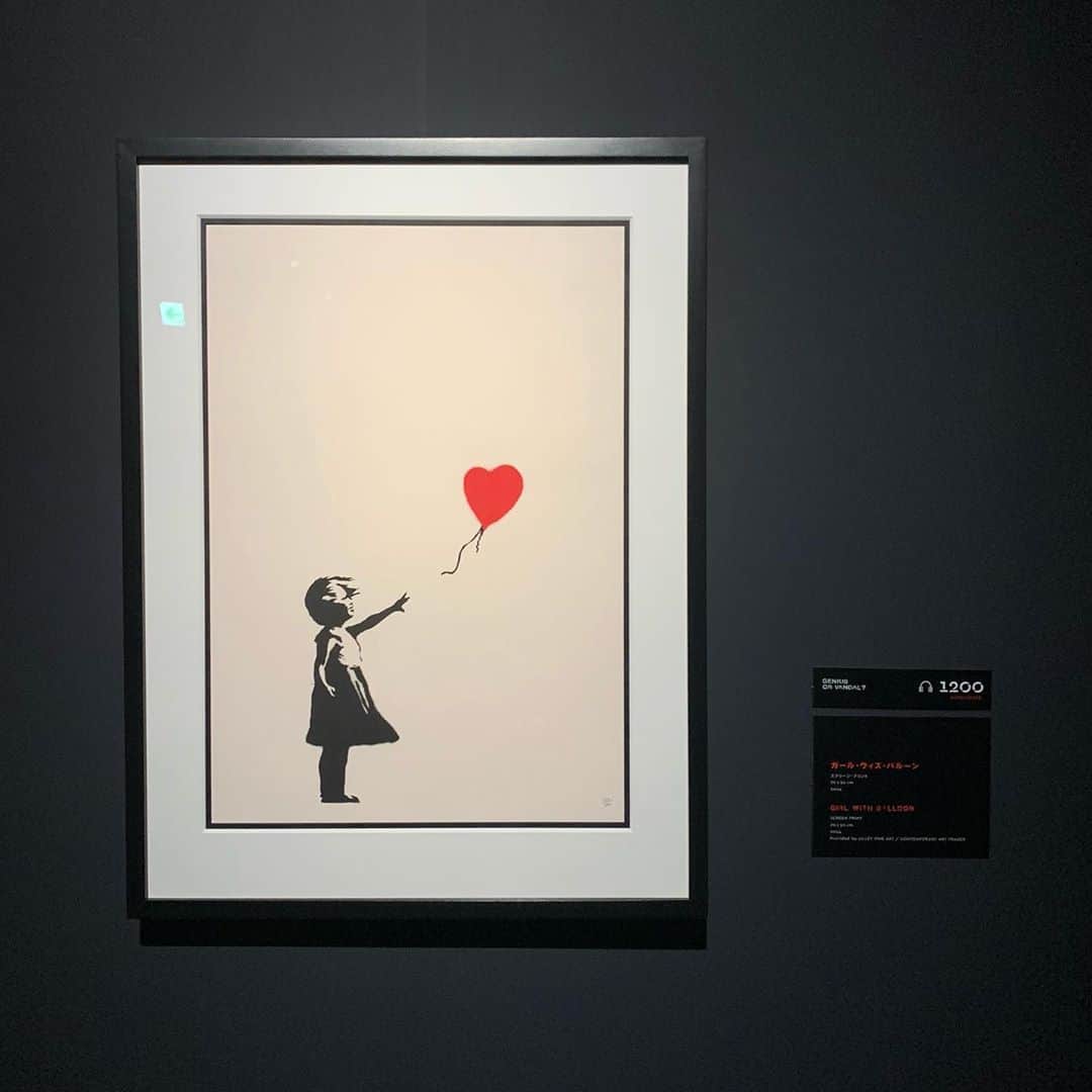 MANA（宮本茉奈）のインスタグラム：「天才か反逆者か？﻿ ﻿ 先日お仕事の合間をぬって﻿ #バンクシー展 に行ってきました﻿ 言葉を介さなくとも﻿ 伝えたいことを伝えられる﻿ ﻿ その凄さを改めて感じたな…﻿ ﻿ 何を考え何を訴えたくてこの表現をしたのか？﻿ ﻿ 言葉じゃないからこそ﻿ 奥の、そのまた奥の方まで知りたくなった﻿ ﻿ 自分が生きて見ている"世界"﻿ 違う視点から見るとこんなにも違っていて、だけど通じている﻿ そんな感覚が面白くて時間を忘れて観入ってしまった﻿ ﻿ 音楽と似てるところもありますね﻿ 美術のおもしろさ、ハマってしまいそう﻿☺︎ ﻿ #バンクシー展天才か反逆者か #バンクシー展大阪 #BANKSY #banksyart #banksyjapan #banksyartwork」