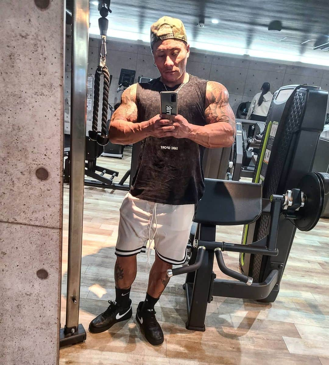 中村直輝さんのインスタグラム写真 - (中村直輝Instagram)「#fwj#ifbb #mensphysique #physique#classicphysique #bodybuilding #muscle #motivation #bulk #diet #筋肉#毎日チート#今回から#たんぱく質#かなり#多めで#バルク  ベンチプレス200kg デッドリフト230kg スクワット220kg ショルダープレス　60kg×10  #新しい目標#バルクはヘビー#力あるやつはでかい#パワーにこだわる」10月26日 22時52分 - _naokinakamura_